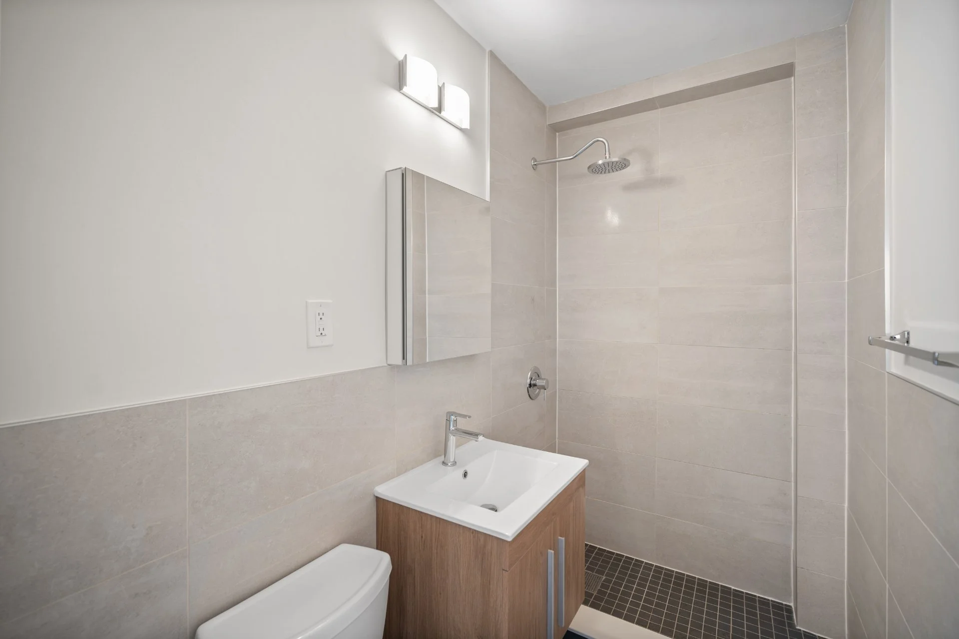 303-250 St Clair Ave W (9).jpg