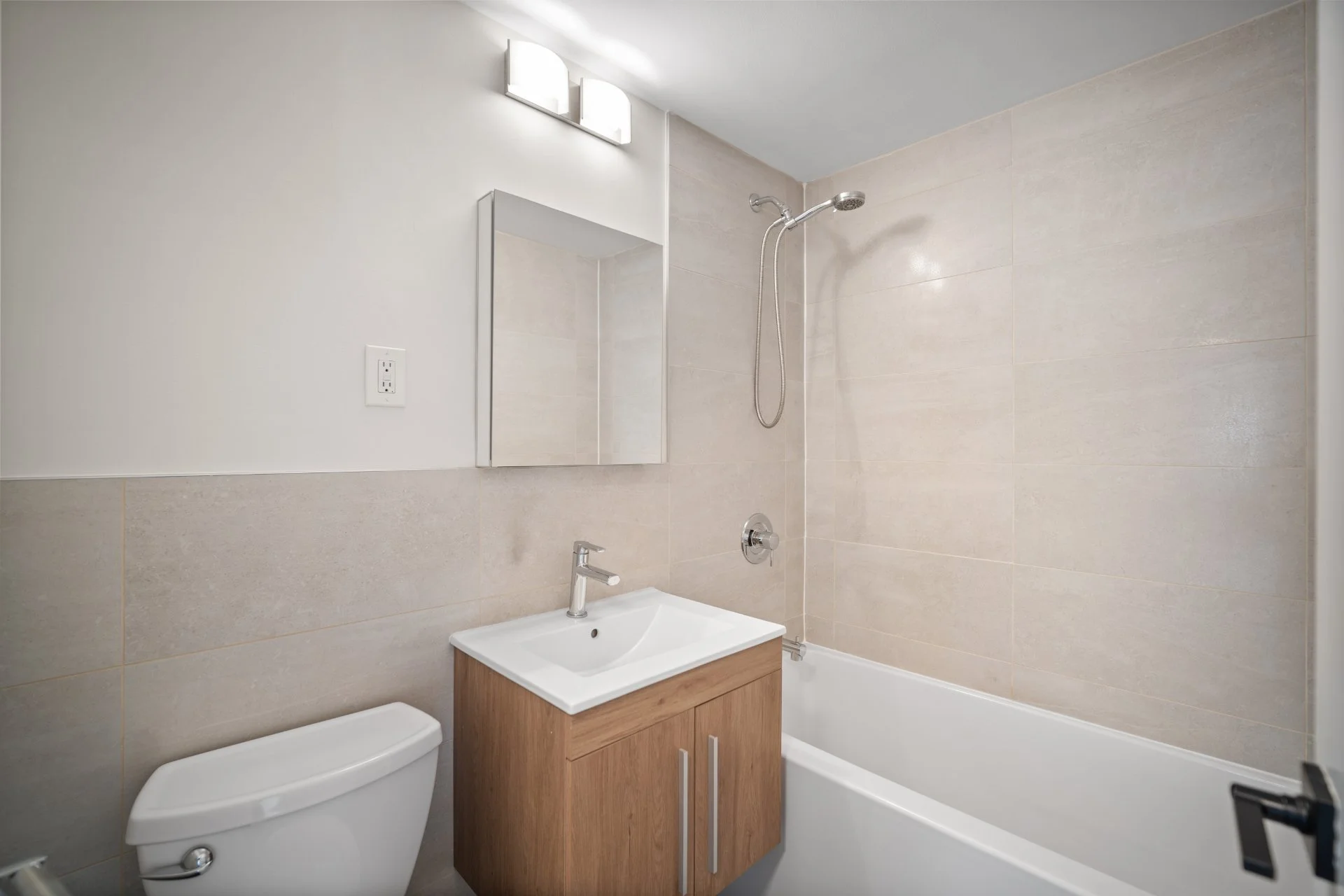 303-250 St Clair Ave W (12).jpg