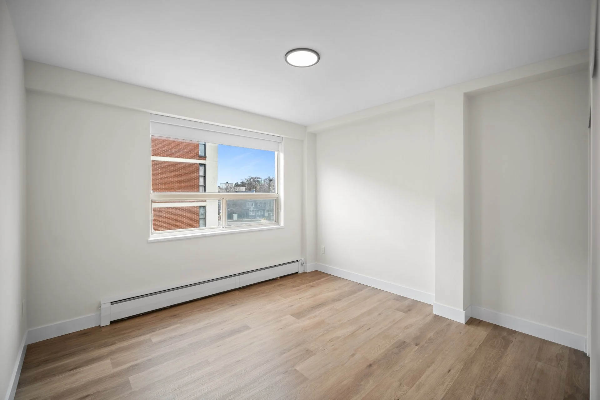 303-250 St Clair Ave W (10).jpg