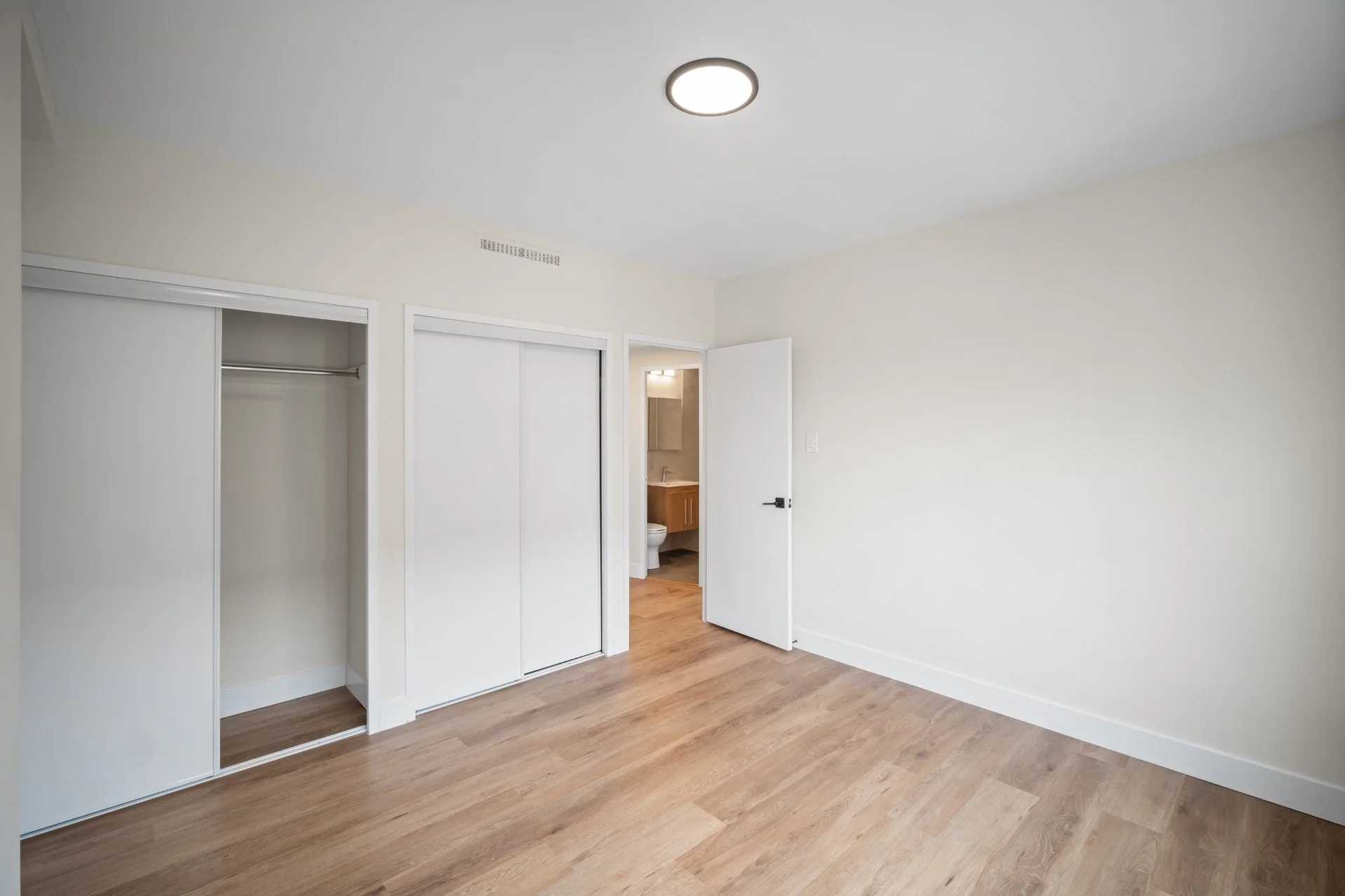 303-250 St Clair Ave W (11).jpg