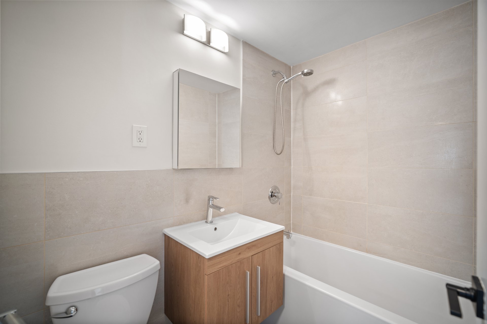 303-250 St Clair Ave W (12).jpg