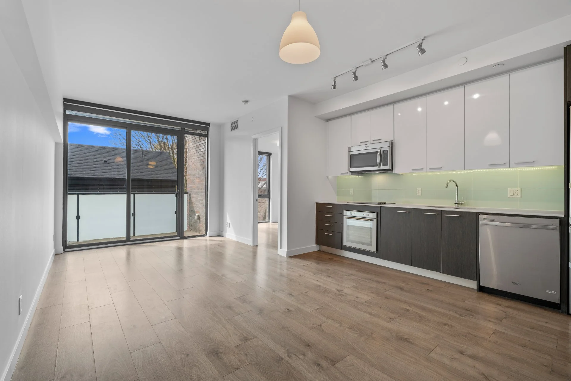 309 -1075 Queen St E (3).jpg