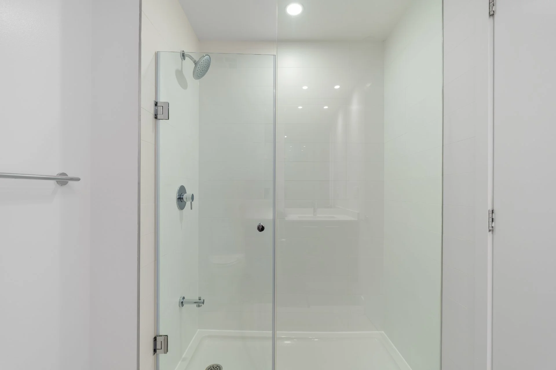 309 -1075 Queen St E (7).jpg