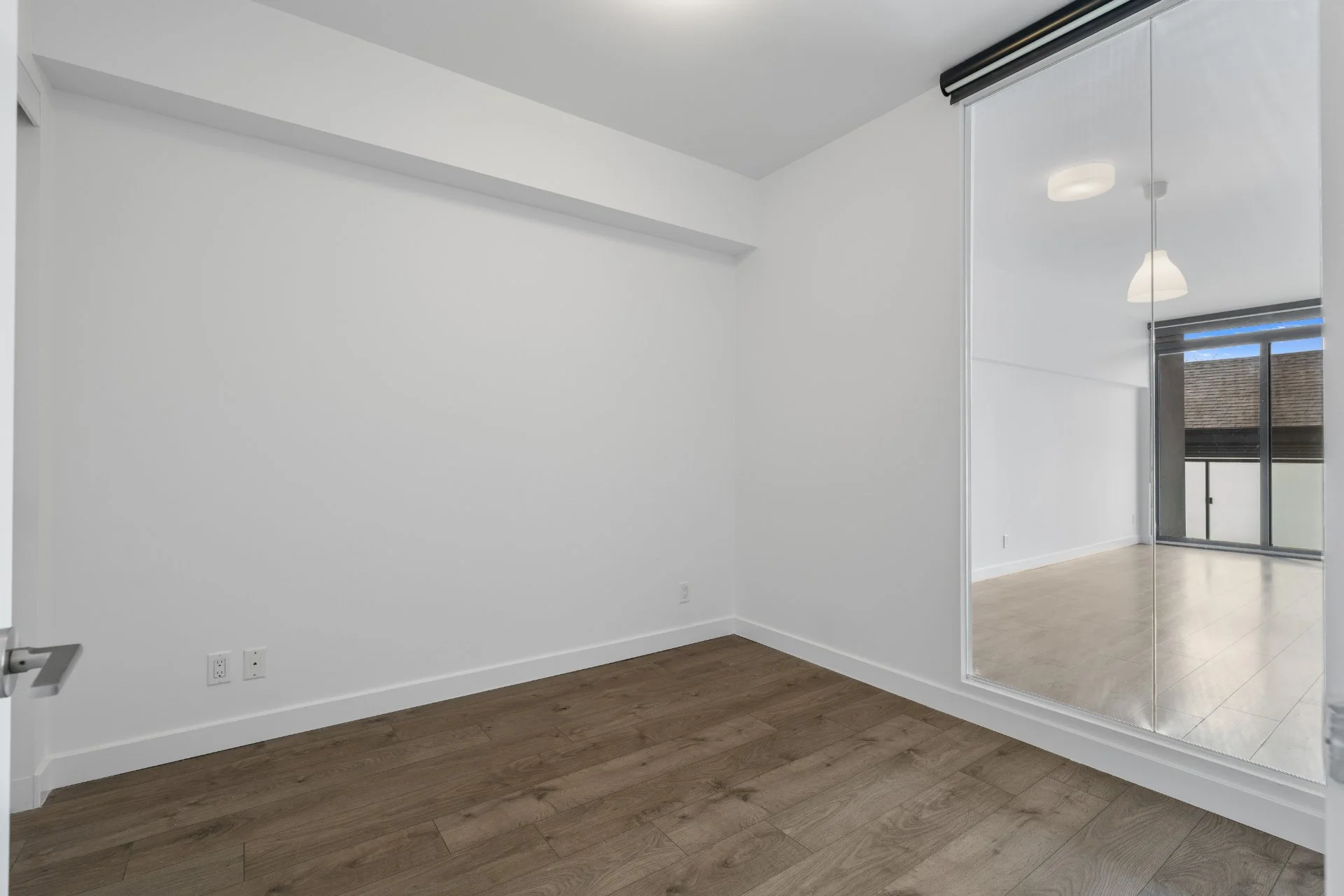 309 -1075 Queen St E (8).jpg