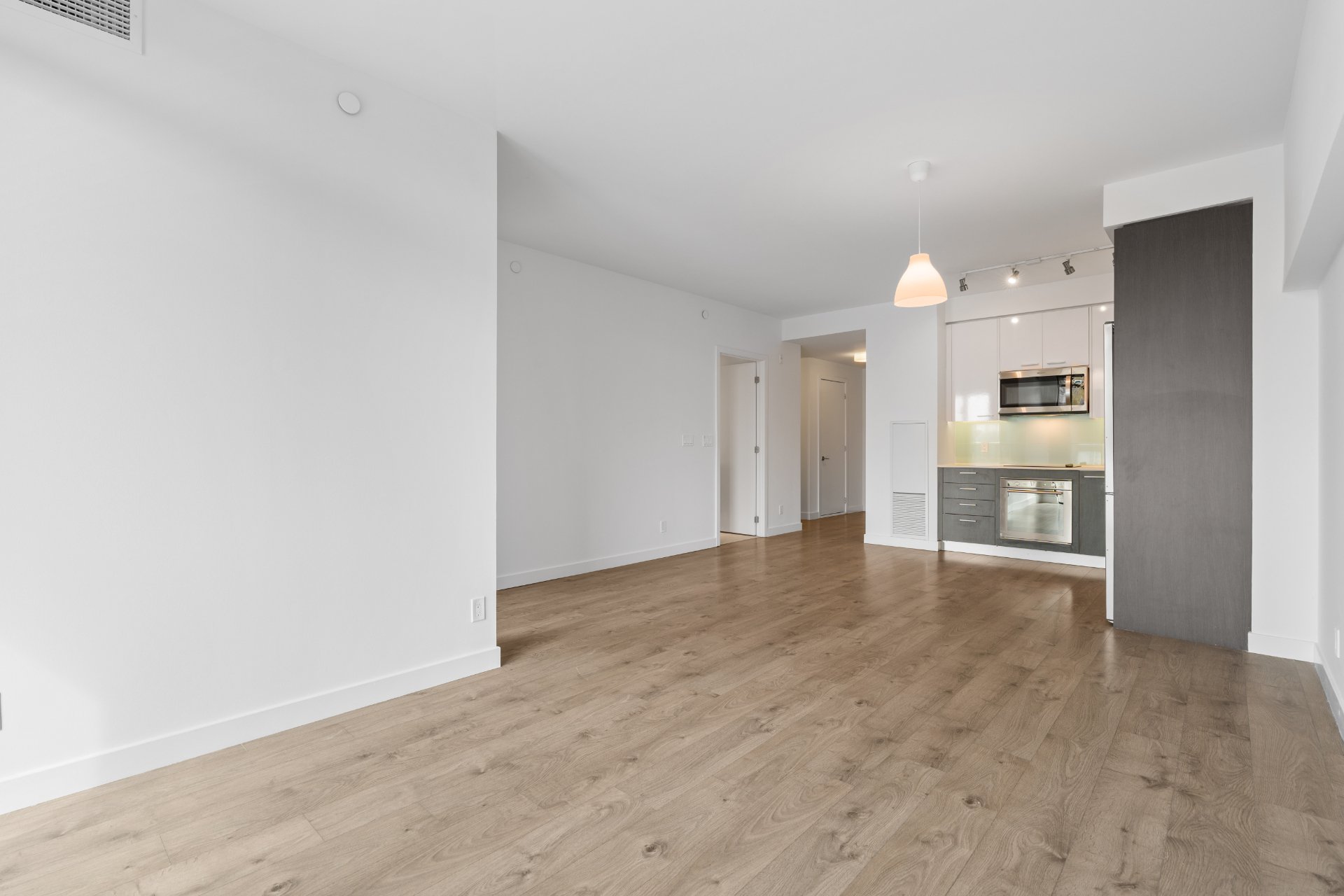 301-1075 Queen St E (3).jpg