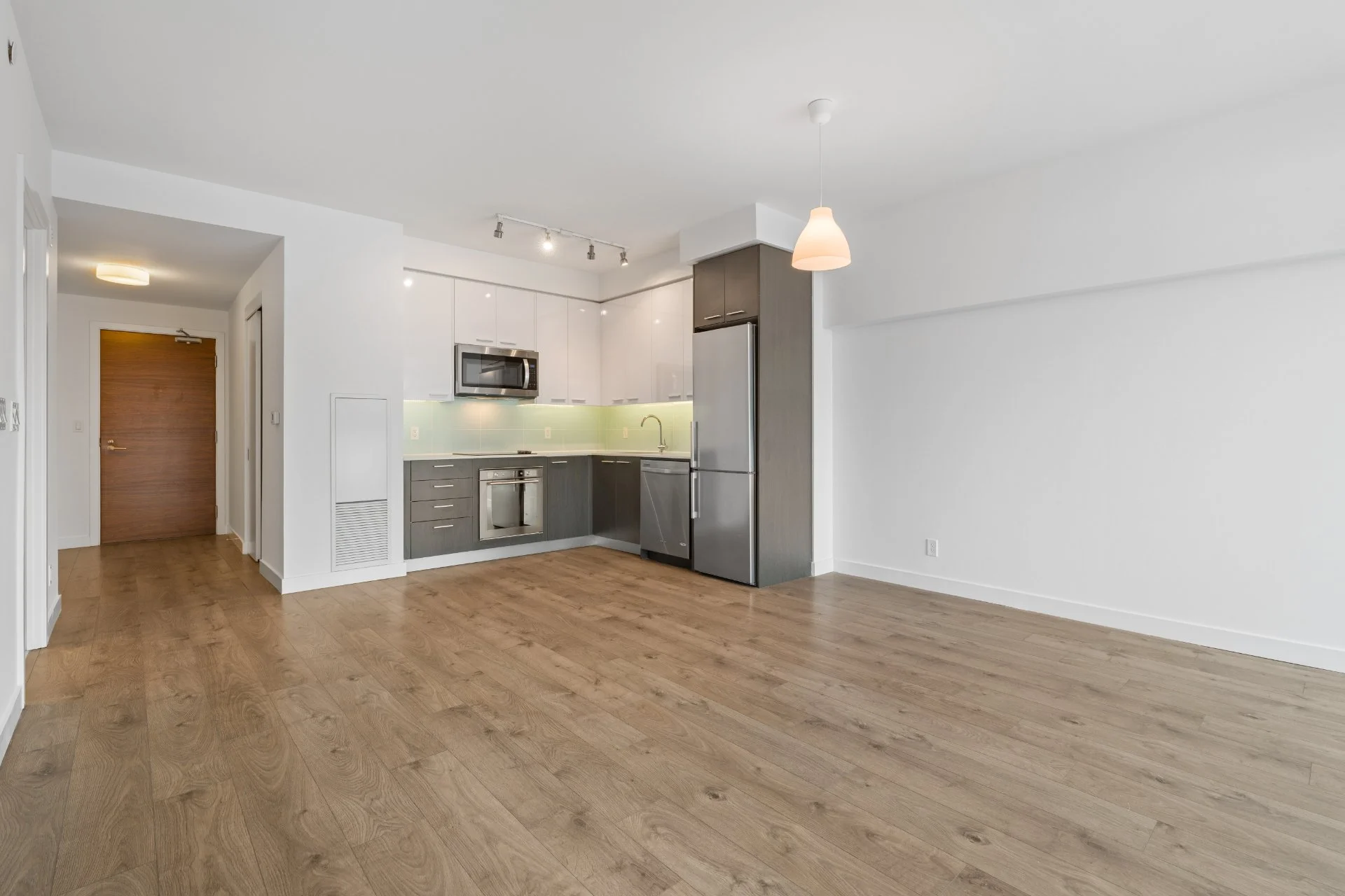 301-1075 Queen St E (4).jpg