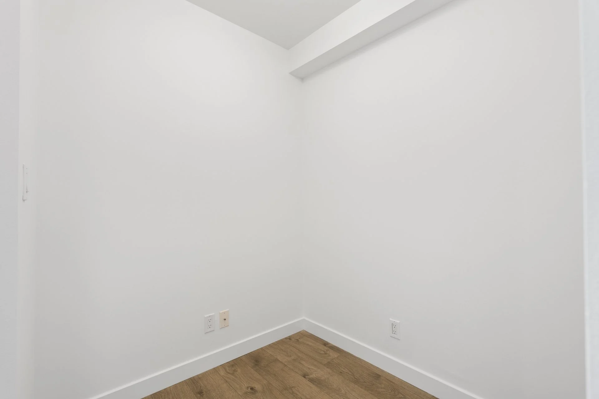 301-1075 Queen St E (7).jpg