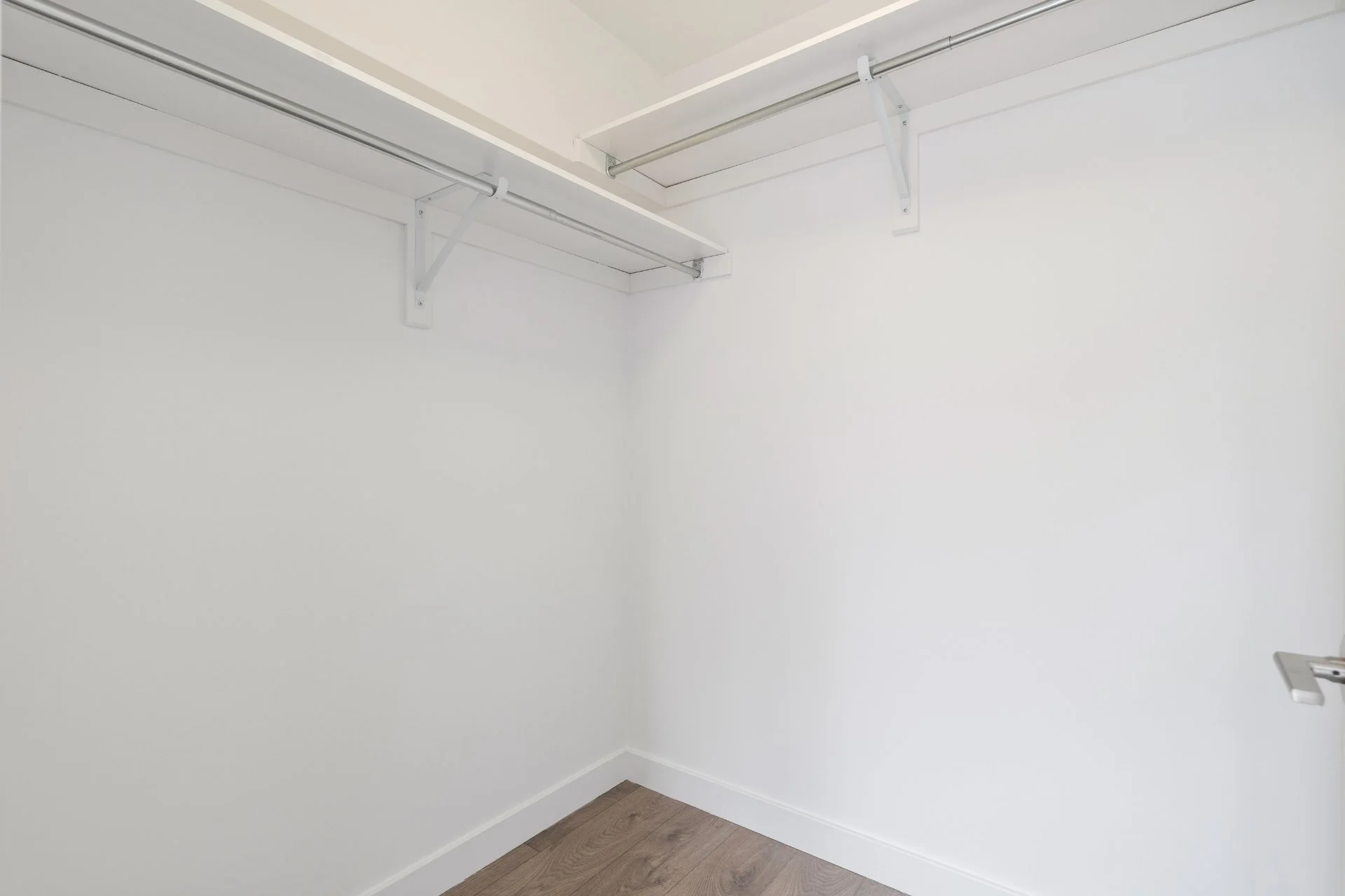 301-1075 Queen St E (8).jpg