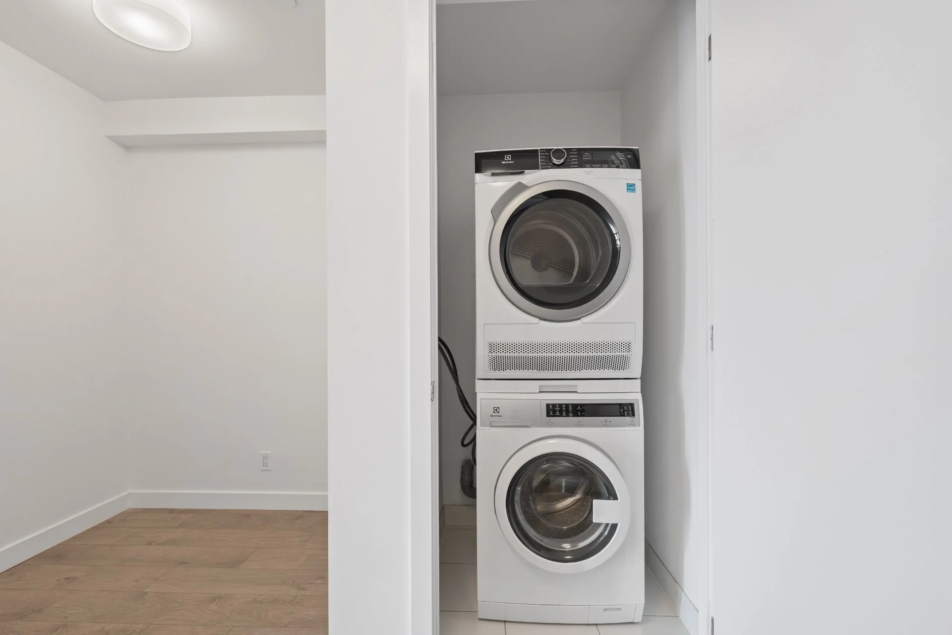 301-1075 Queen St E (10).jpg