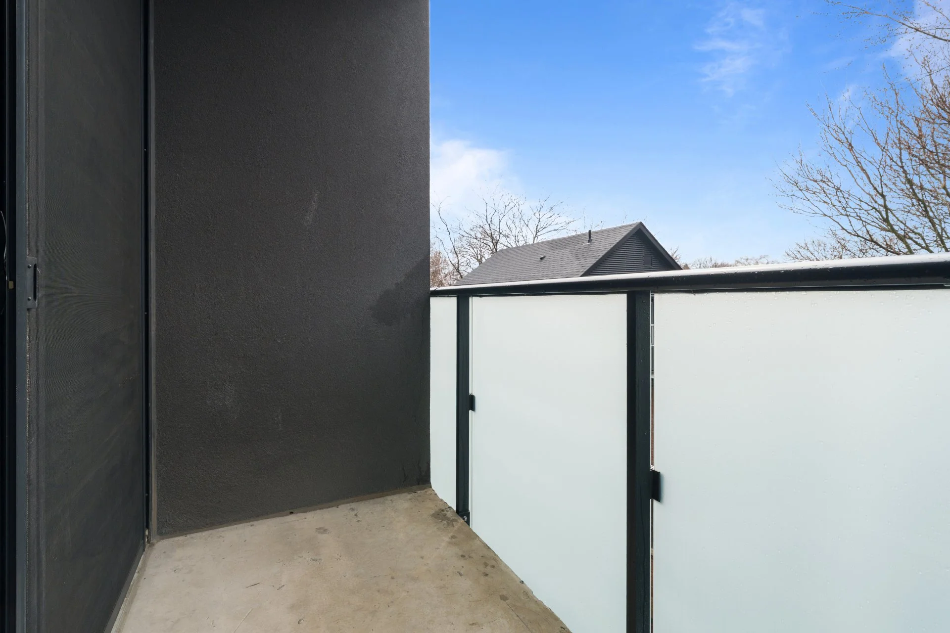 301-1075 Queen St E (11).jpg