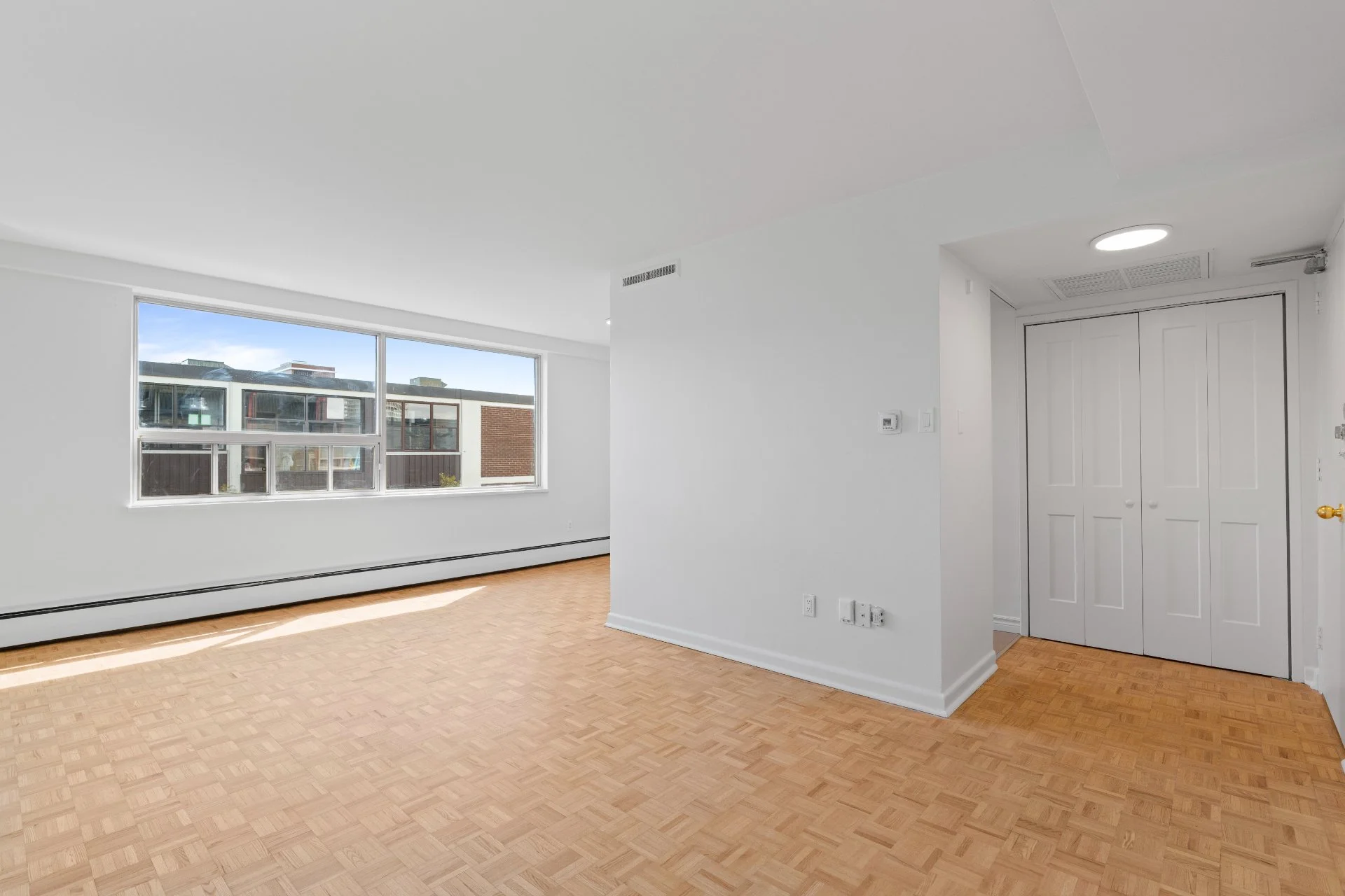 402-250 St Clair Ave W (10).jpg