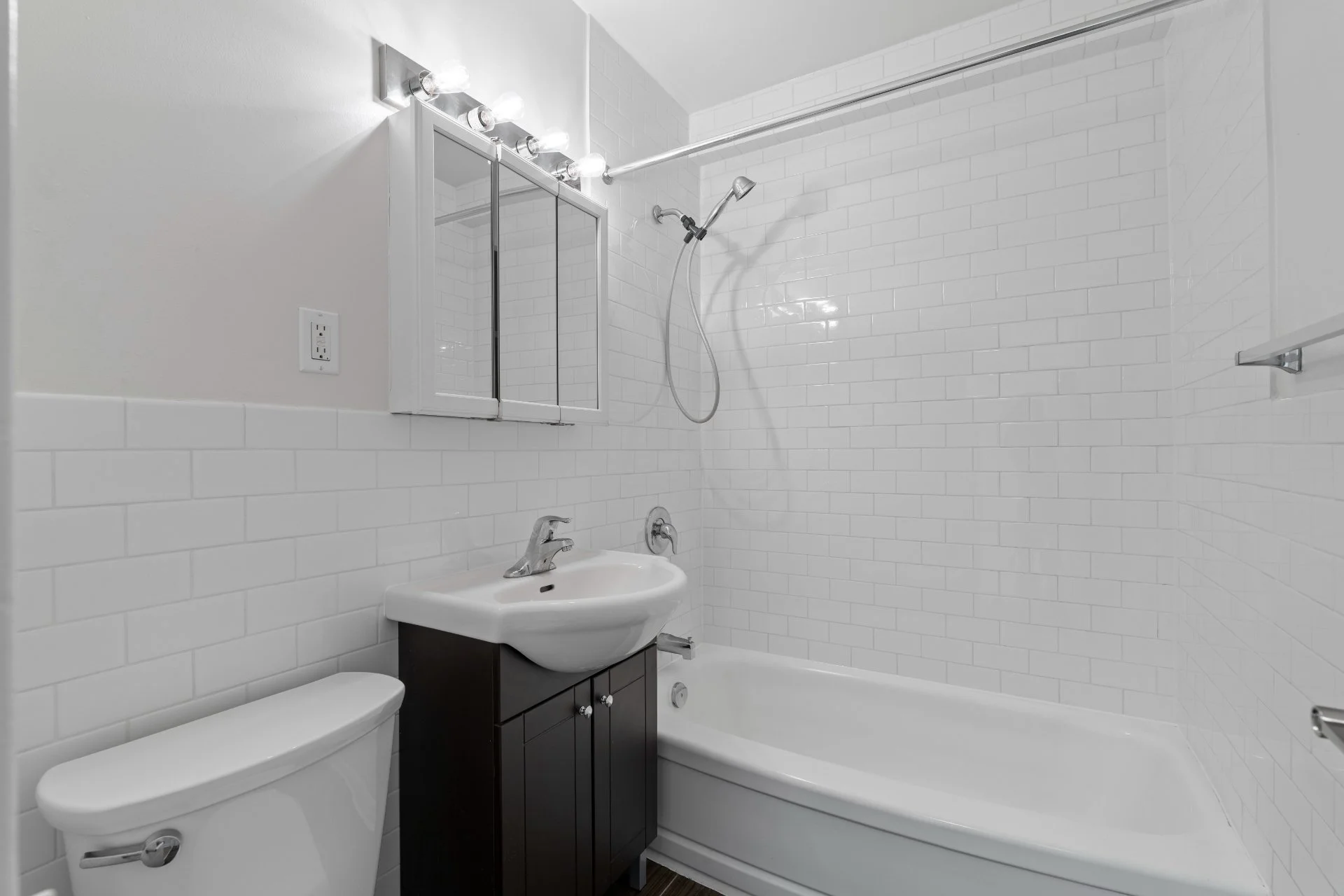 402-250 St Clair Ave W (12).jpg