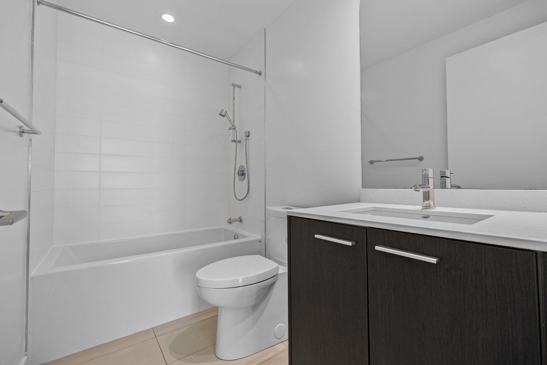 204-1075 Queen St E (8).jpg
