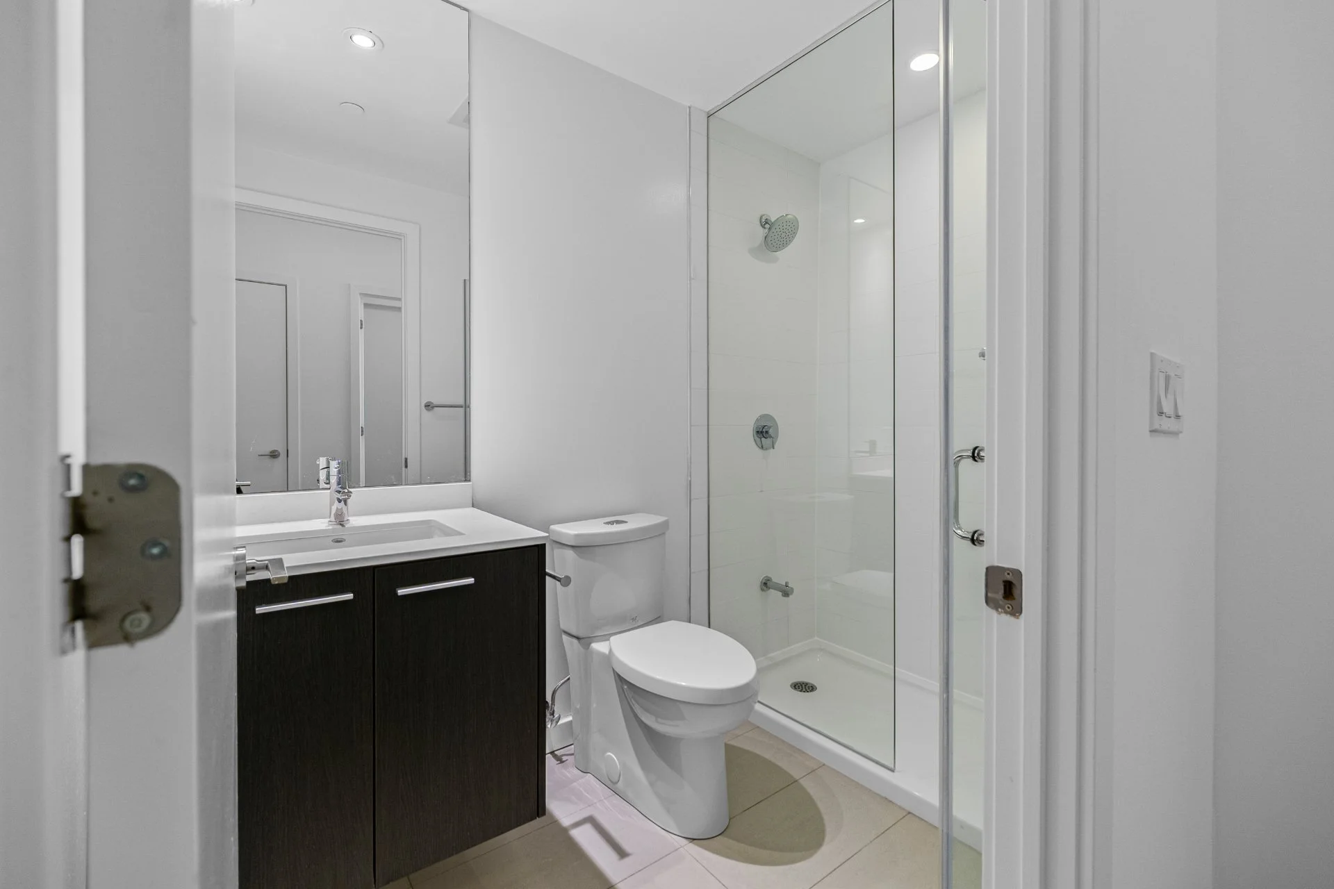 204-1075 Queen St E (11).jpg