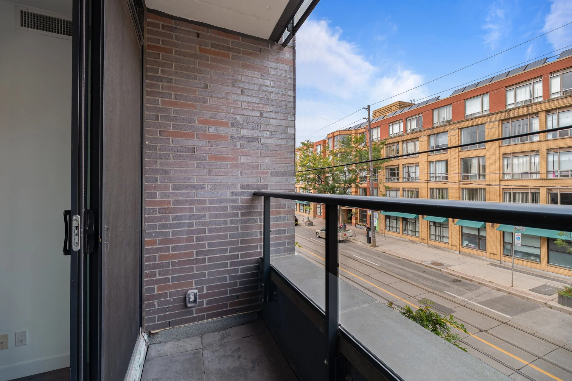 204-1075 Queen St E (12).jpg