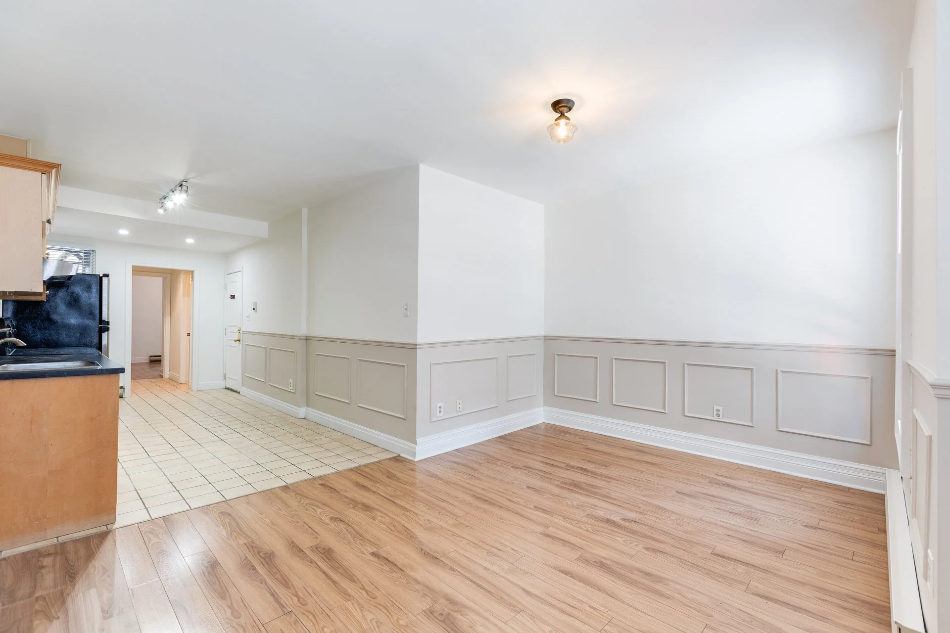 #2 41 Mutual St MLS - 5.jpg