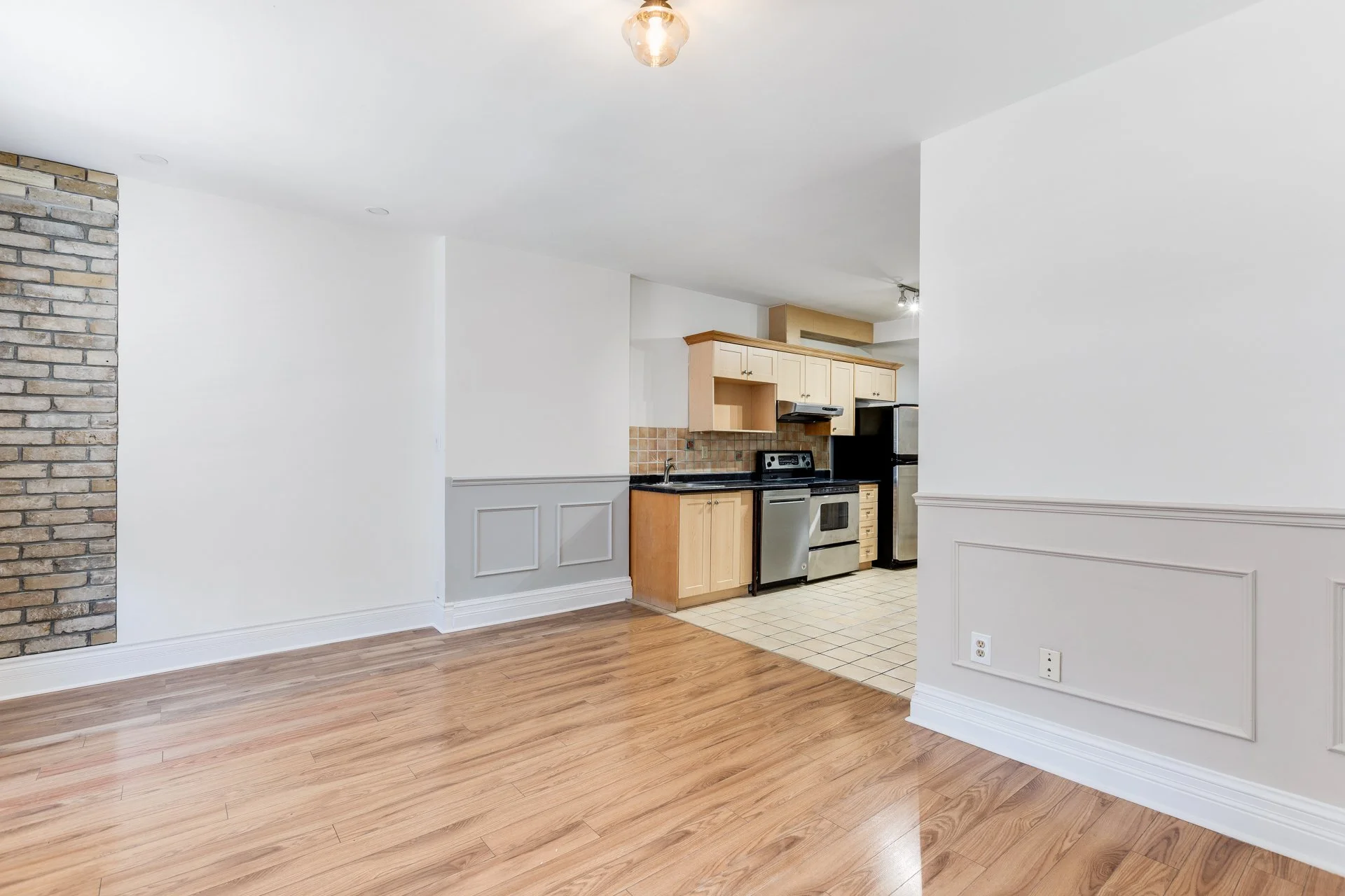 #2 41 Mutual St MLS - 6.jpg