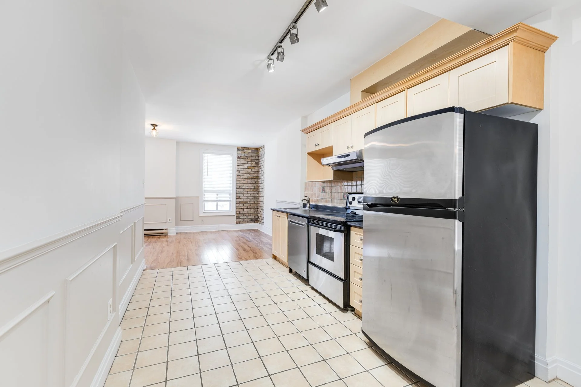 #2 41 Mutual St MLS - 11.jpg