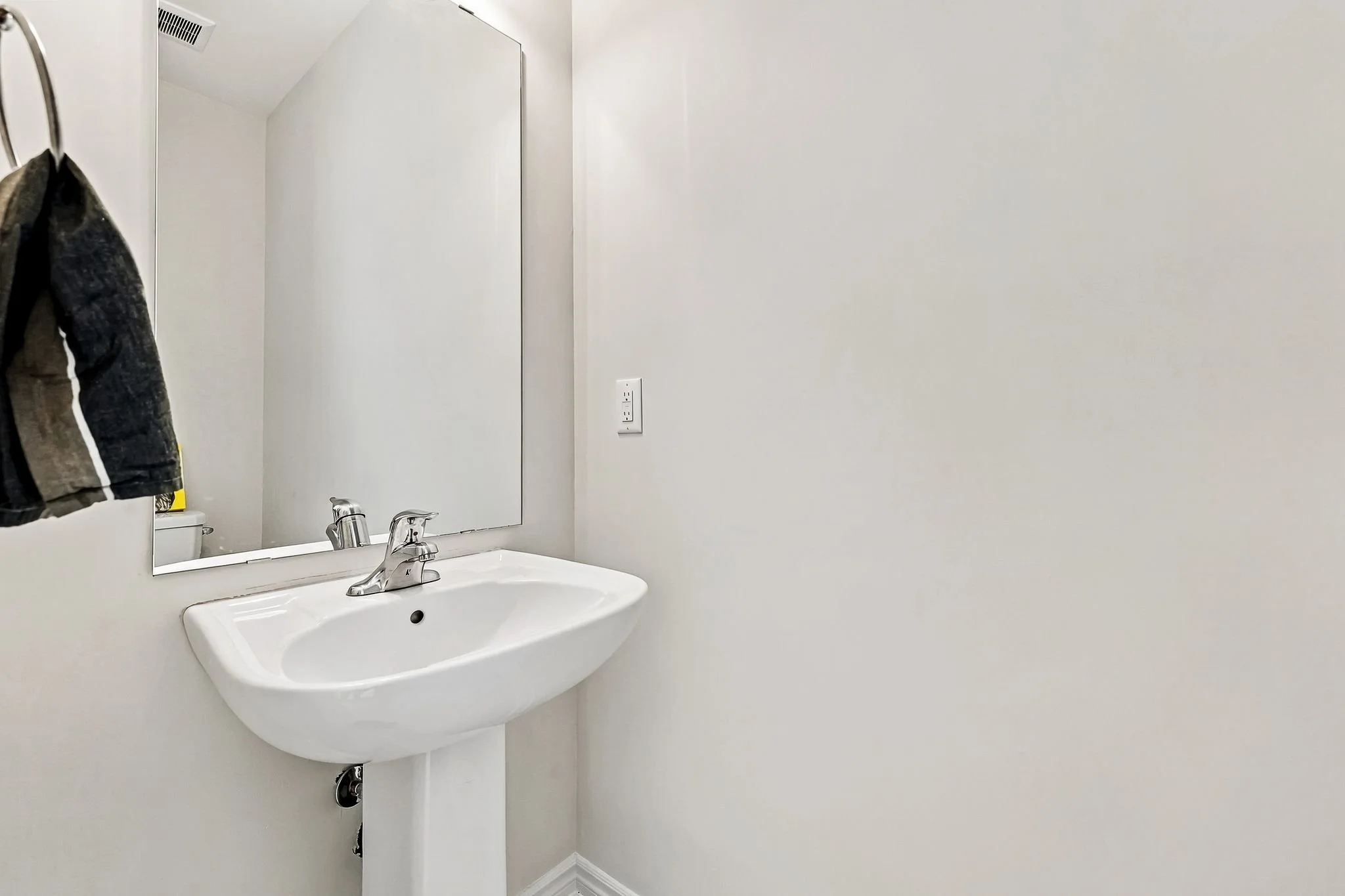 1354AlmonteDrBurlington-ReidMediaAgency-019.jpg
