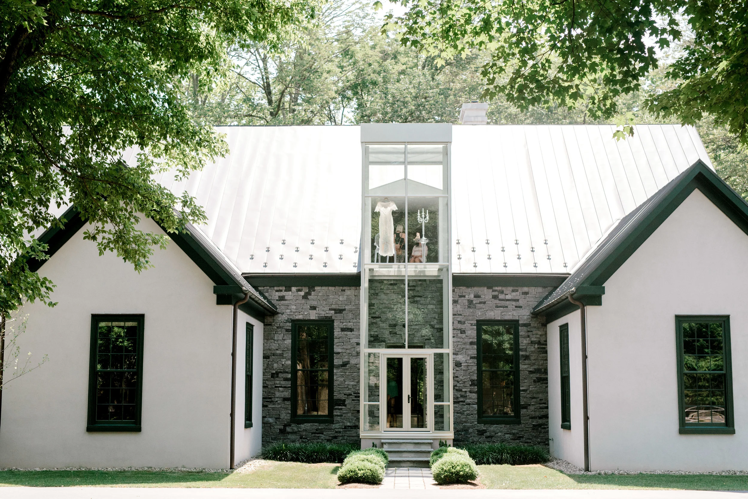 This modern AirBnB made the perfect getting ready spot for Lindsey and James’s colorful and modern summer wedding at Hotel du Village.