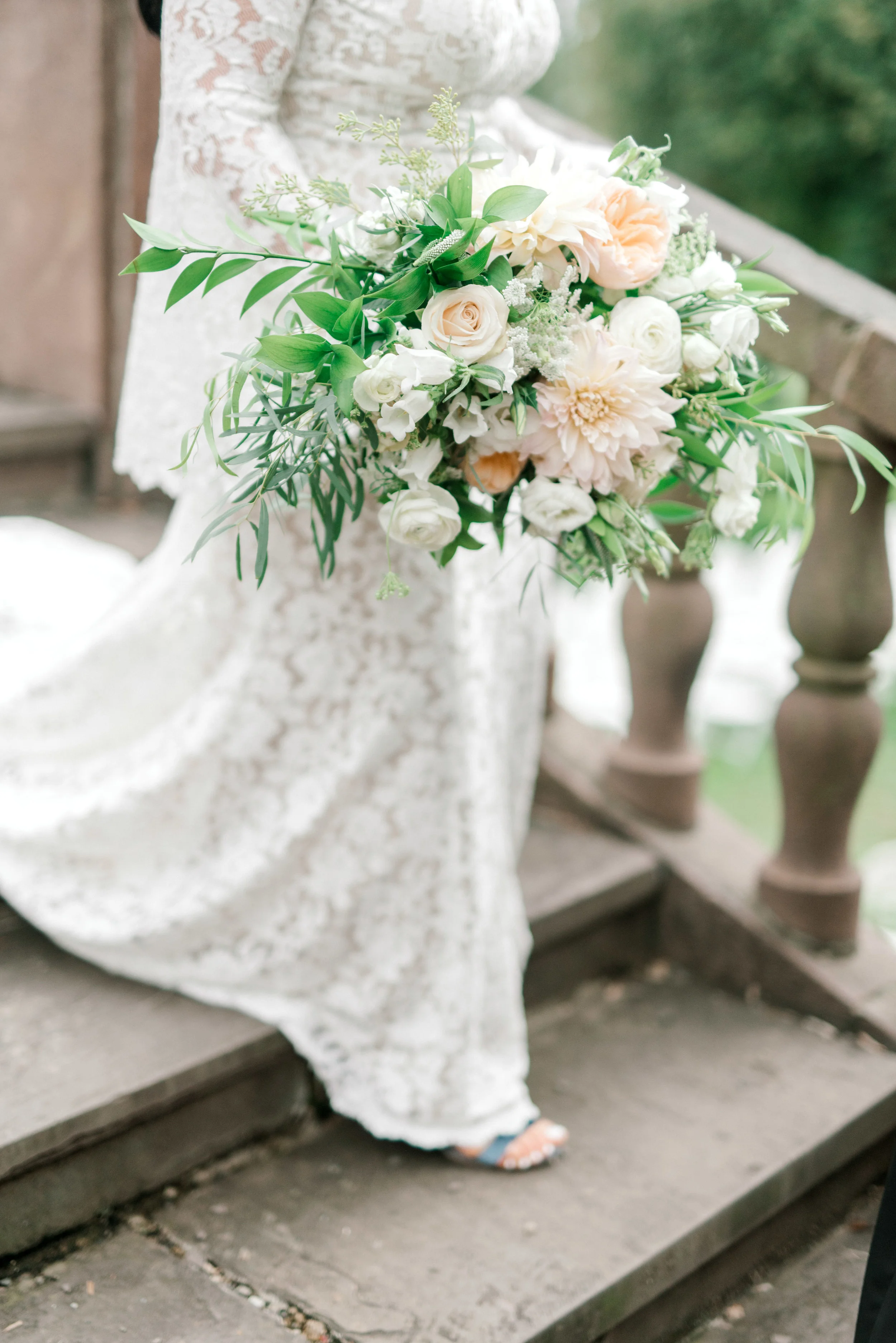These white and blush blooms from Maura Rose Events are so romantic and went so perfectly with this bright boho chic Tyler Gardens wedding in Bucks County