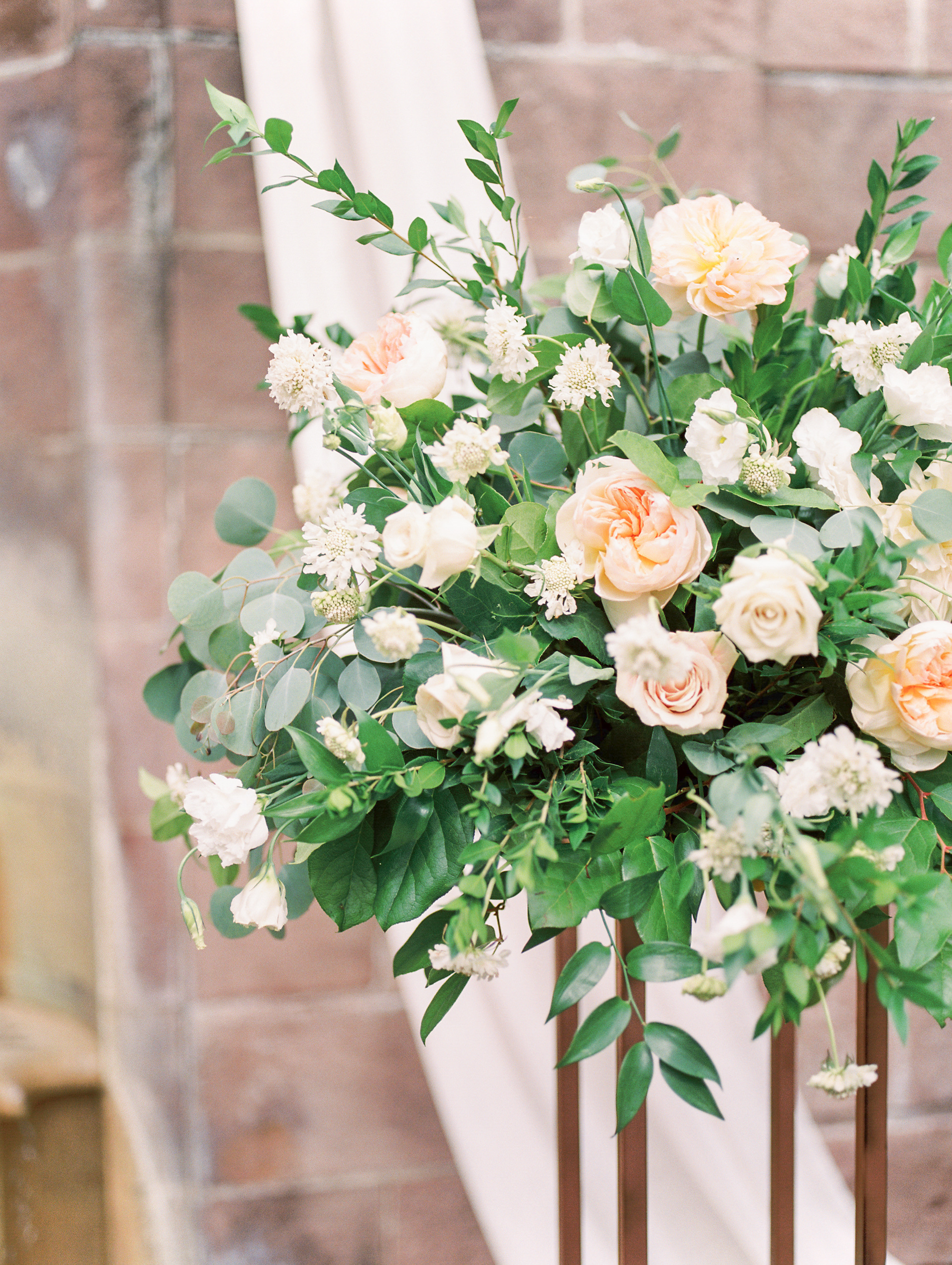 We loved the floral installations in whites and blushes from Maura Rose Events from this bright boho chic Tyler Gardens wedding in Bucks County