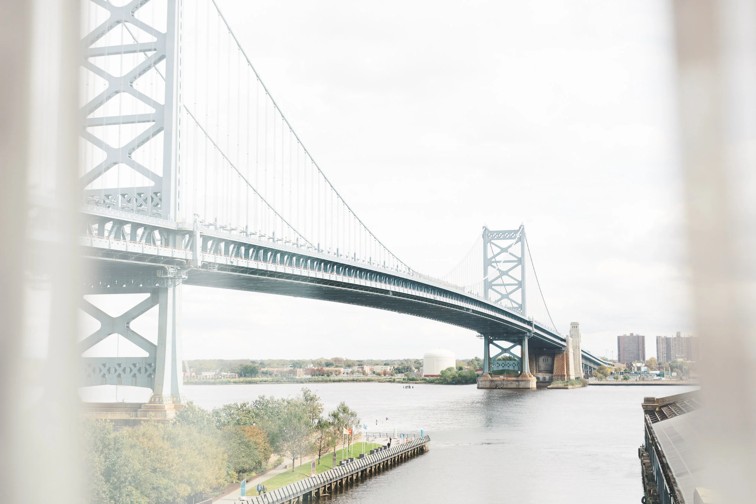 We love how close we were to the scenic Benjamin Franklin Bridge for this modern and elegant old city Philadelphia wedding at Power Plant Productions. Power Plant Production wedding photographer