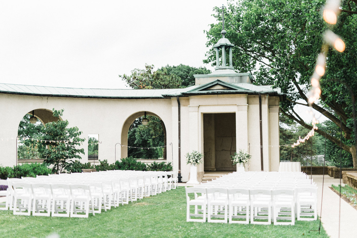 When it comes to unique Philadelphia venues, the American Swedish Historical Museum is sure to make the list. The clean white architecture reminds of colonial America and the smooth arches add a unique twist. Not to mention it’s situated right in the middle of a huge green park with a lake and other unique architectural elements. Top 20 Philadelphia wedding venue. Swedish Museum wedding photographer.