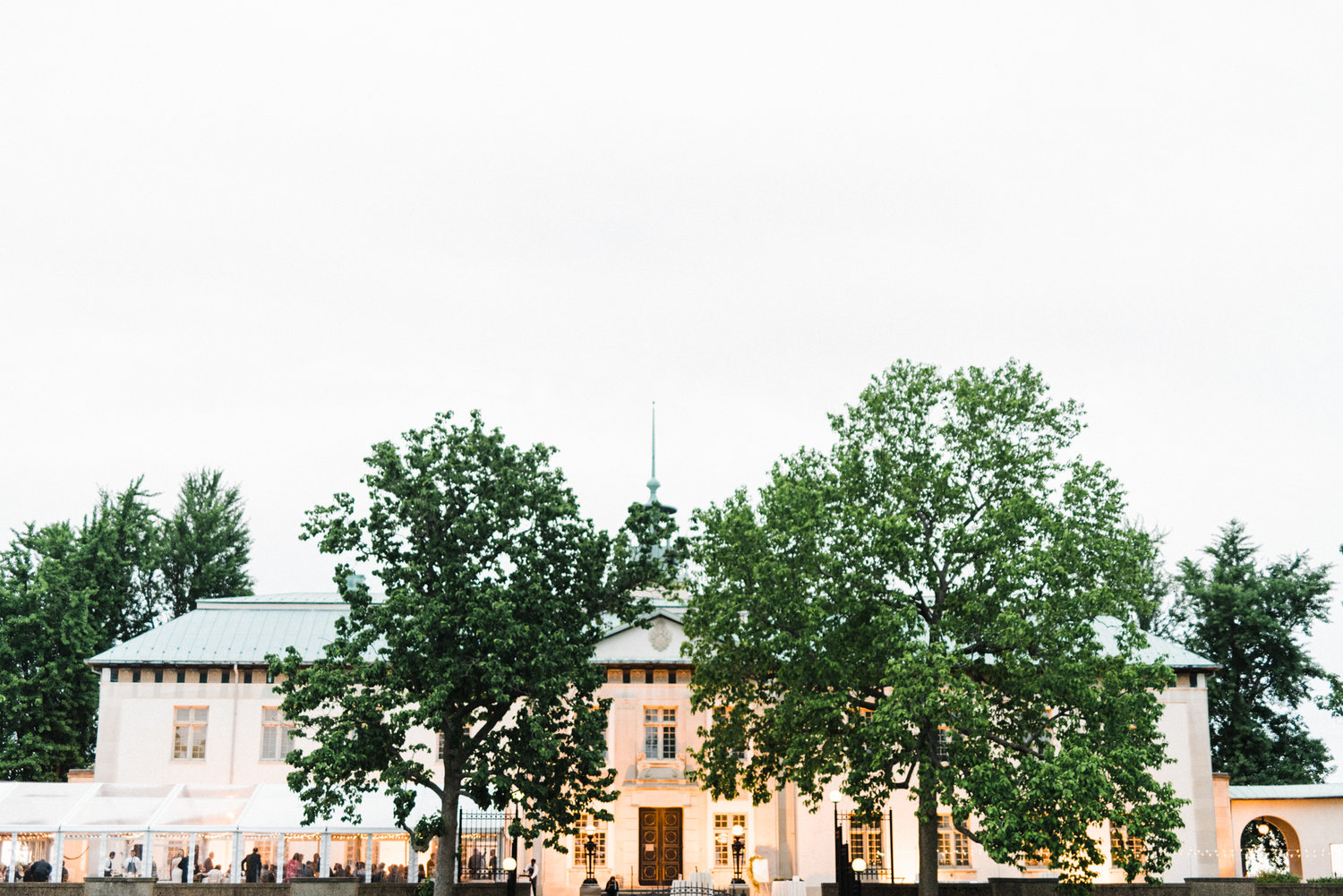The American Swedish Historical Museum building reminds of a home that George Washington might have lived in and makes for the perfect setting for an outdoor wedding. Top 20 Philadelphia wedding venue. Swedish Museum wedding photographer.