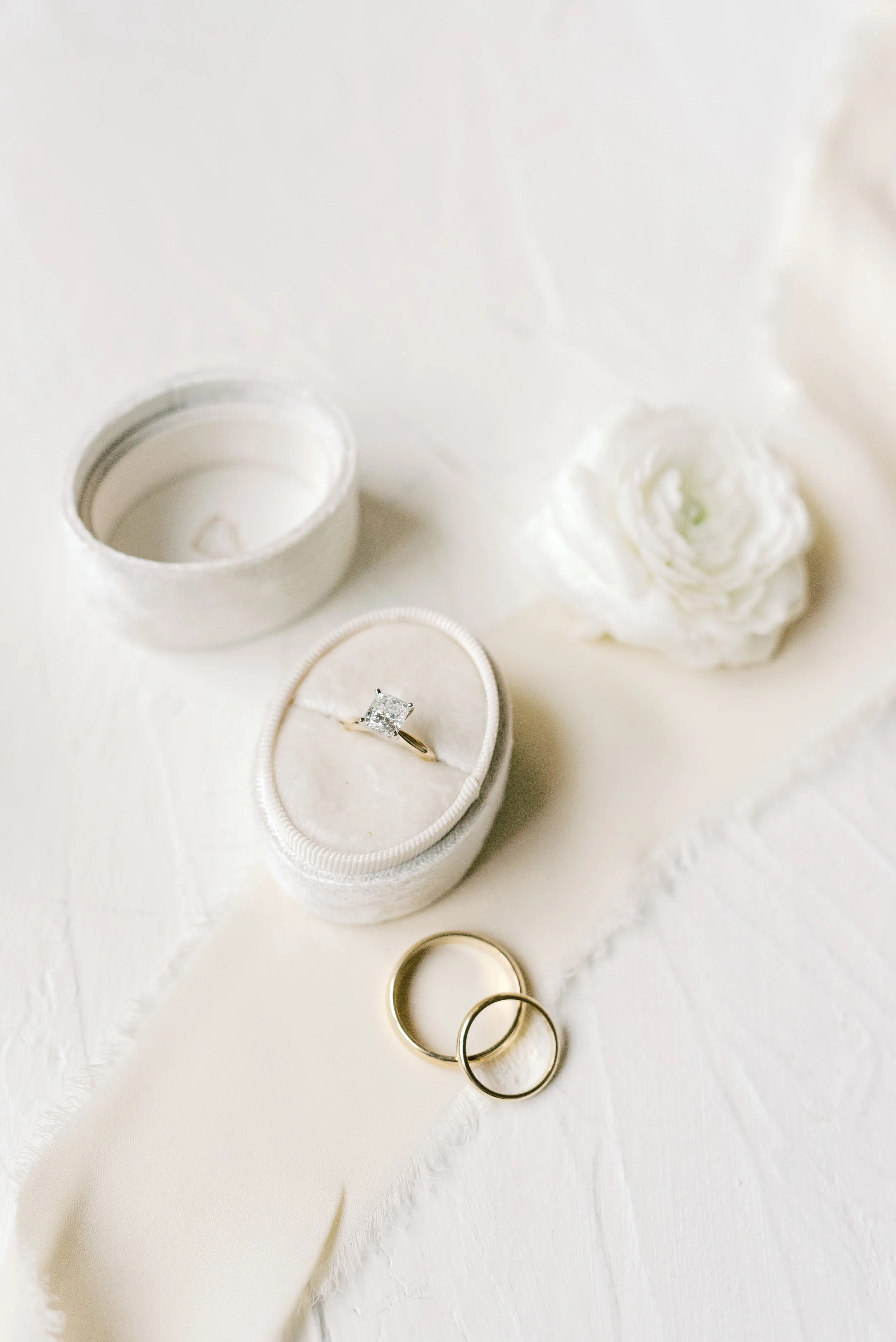This classic gold band wedding ring with white diamond had our hearts aflutter from this romantic and classic wedding day for their french inspired green and white Cairnwood Estate wedding.