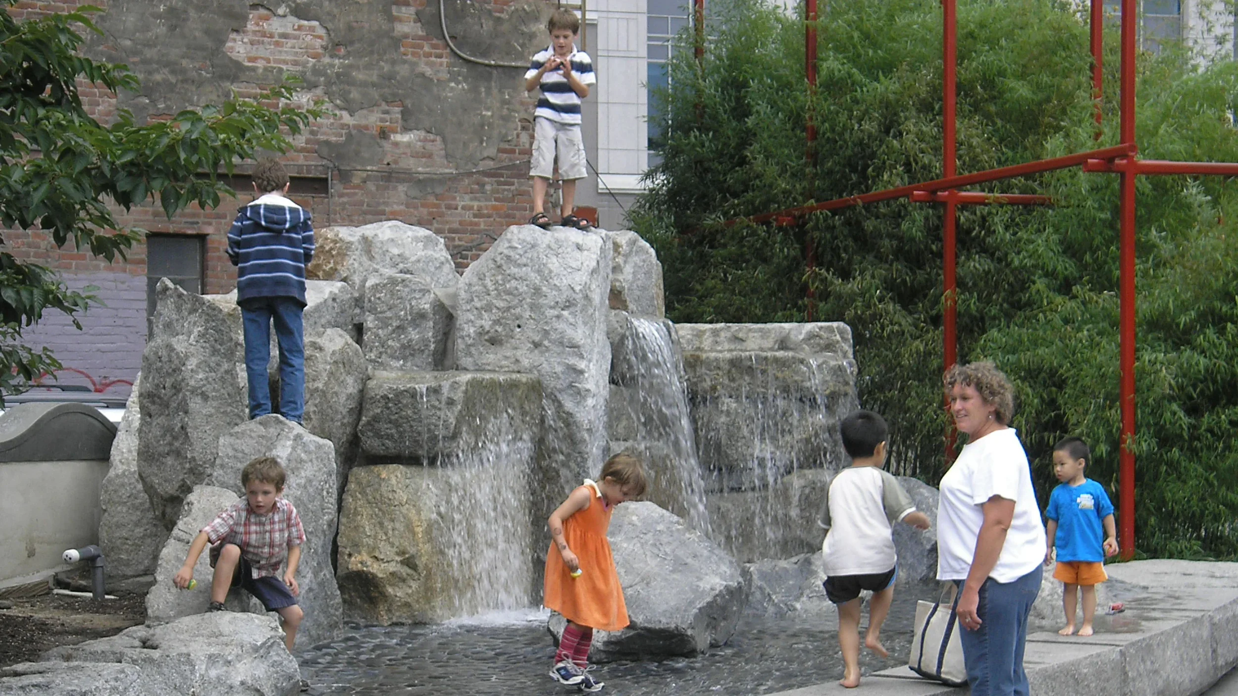 sea-wall-waterfall-water-feature-landscape-architecture-park-boston-bridle-7.webp