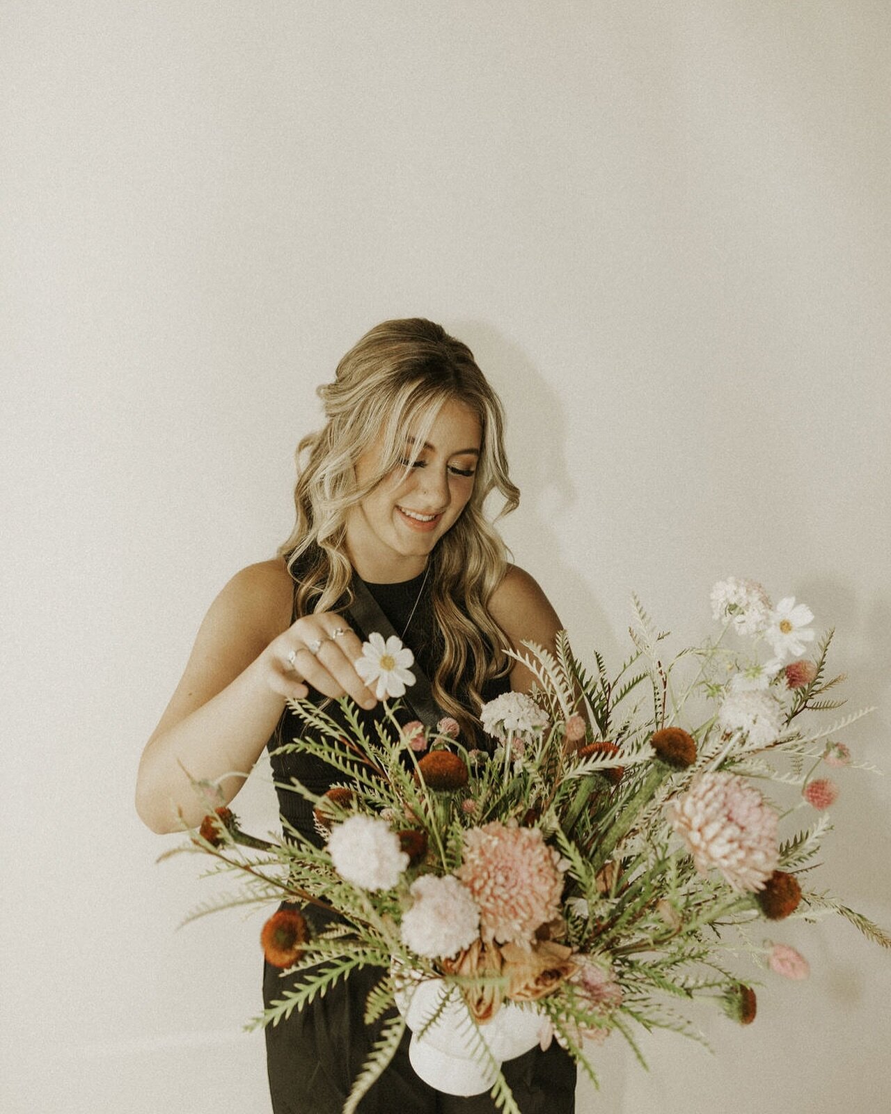 Flowers make everything better 🌷

As wedding planners, we get asked all the time, &ldquo;What is your favorite part of the wedding day?&rdquo; 

What does Emma have to say? The florals! Florals truly dress up a wedding from the bouquets to the table