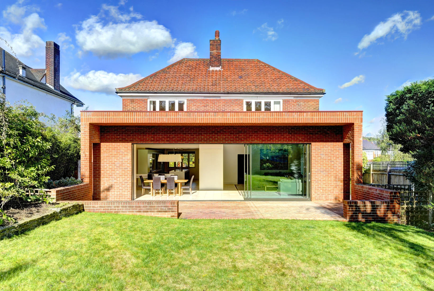 Muswell Hill House - London This 1930s built detached house has been enlarged by about 60 sq.m at ground floor level and opened up to produce a very large open plan entertaining area.