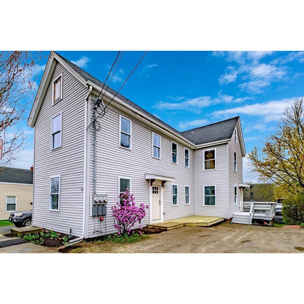 🔑AVAILABLE NOW

Everything is brand new! This 2 bedroom, 1 3/4 bathroom apartment in Libbytown was recently renovated and is ready for immediate occupancy. 

If you work at Maine Medical Center, this location is ideal for you. Just a 5 minute walk u