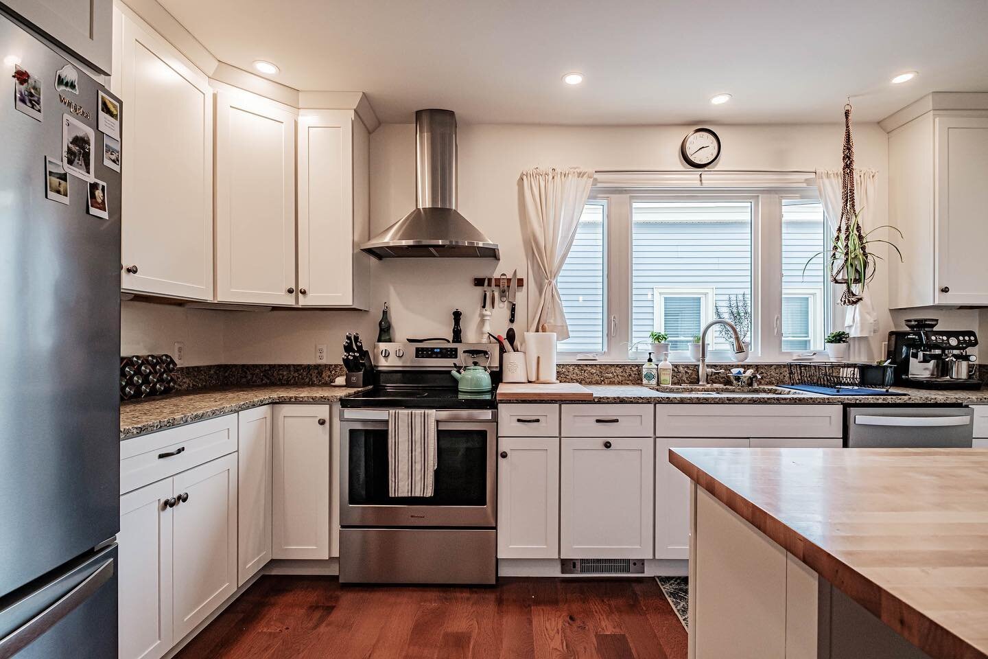 🏠 AVAILABLE UNIT FOR RENT!

This third floor apartment on the Eastern Promenade was recently renovated and ready for a new tenant! 

The primary bedroom has a large walk-in closet and covered porch with views of Casco Bay. The large kitchen boasts b