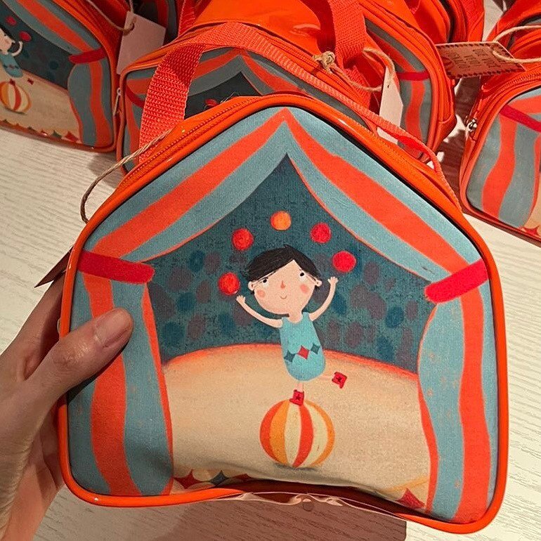 Is very cool seeing my drawings coming to life. Decor, sweets, display and this very cute little bag. Swipe to see all the pictures &gt;&gt;&gt;

Party by @jabuticabaemfesta 
Flowers by @catalinapadovanidesign 
Paper mache by @papiete
Little bag by @
