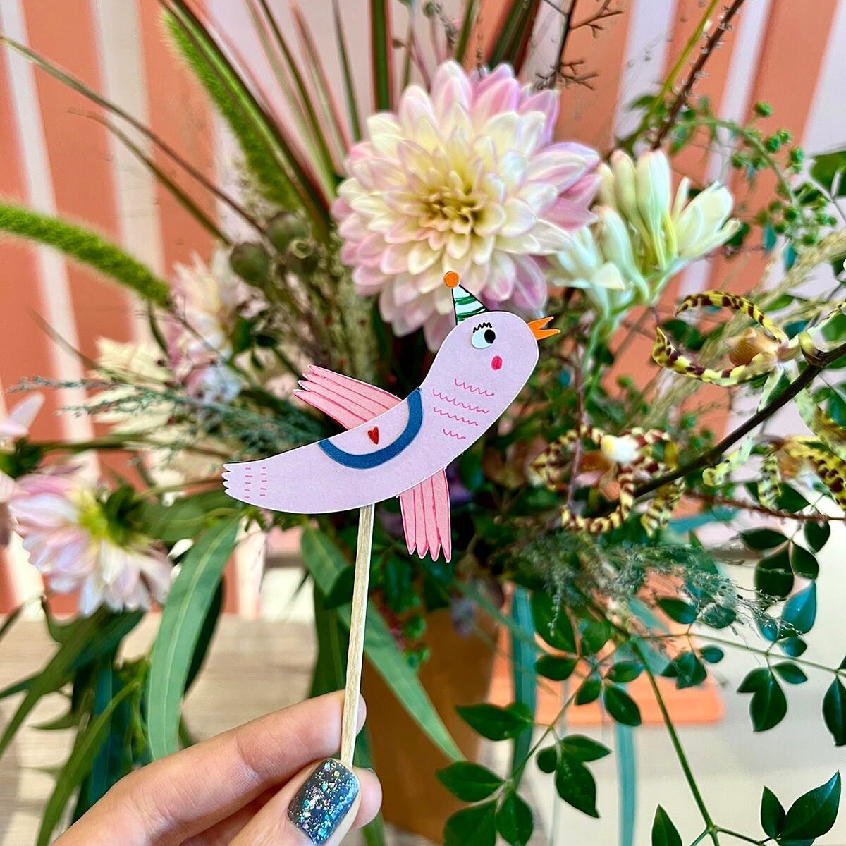 Nice to see my drawings flying around the world. 
Happy to be part of this beautiful party by @jabuticabaemfesta 

Floral design by @catalinapadovanidesign 

Thank you so much @catalinapadovanidesign for sending me the pictures. 

&gt;&gt;&gt; swipe 