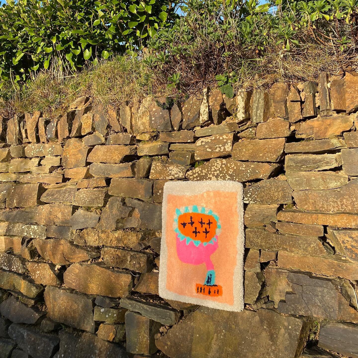 Hand tufted wall art - Pink and Orange flower (A3 size) / yarn in fabric.

As fotos foram tiradas em Cornwall, na esquina de casa, antes da arte ter ido parar na casa dos queridos @ge_sandes_costa e @alecacaushow 😘

*
*
 #textileart #fibreart #yarn 