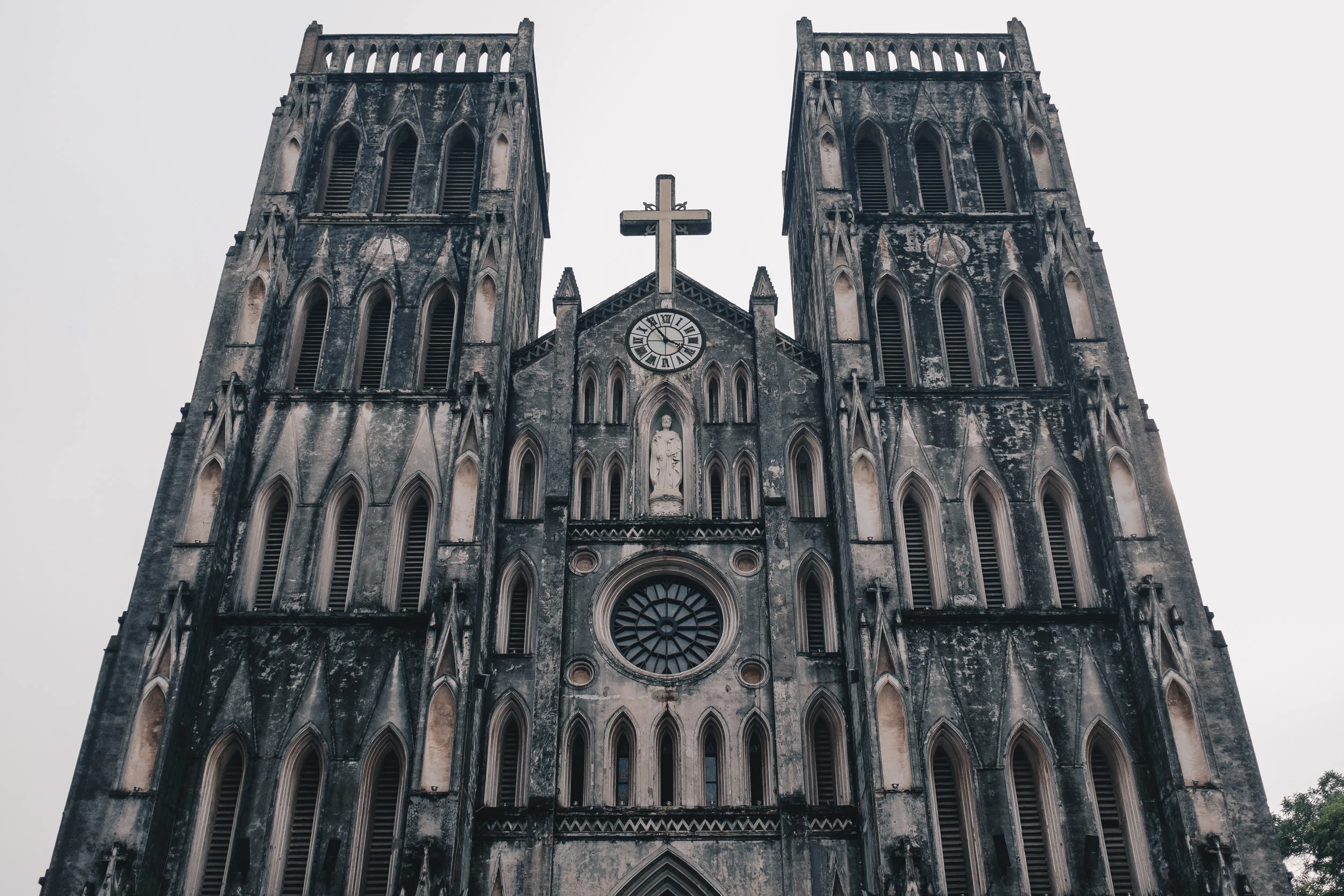 The 130+ years old St Joseph's Cathedral still stands proudly in the Hoàn Kiem lake district