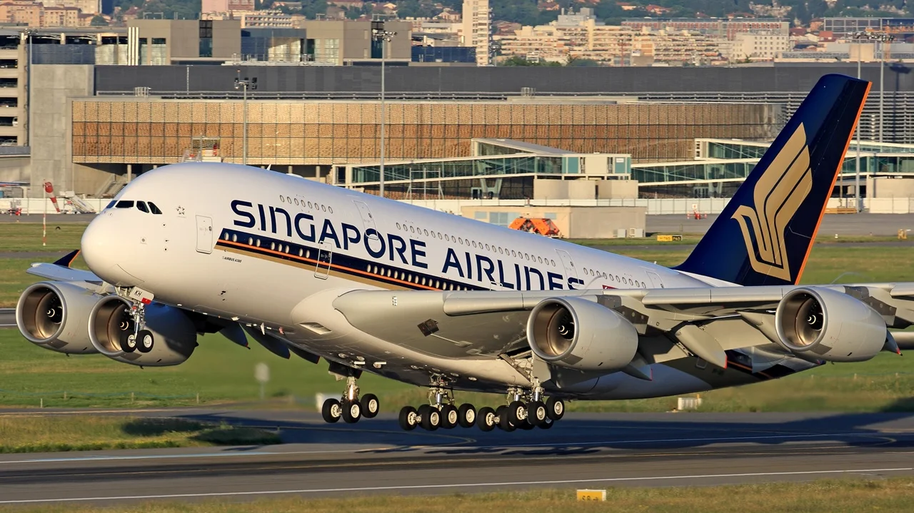 A Singapore Airlines A380 taking off at Auckland International Airport, photo from airlinehubbuzz.com