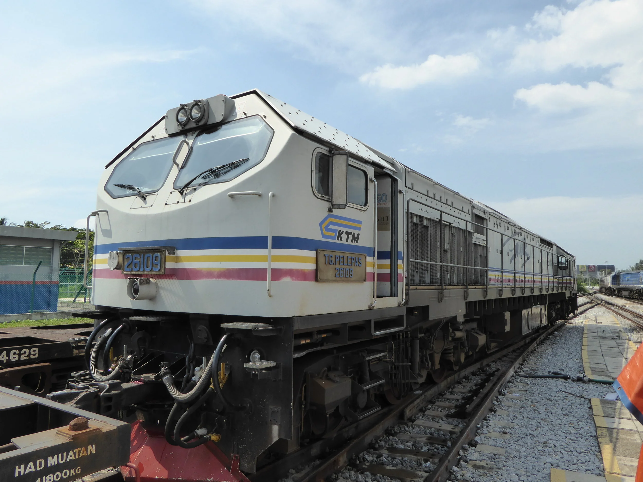 A picture of a KTM locomotive that runs between JB Sentral and the station of Gemas, photo from Les Gregory on Flickr