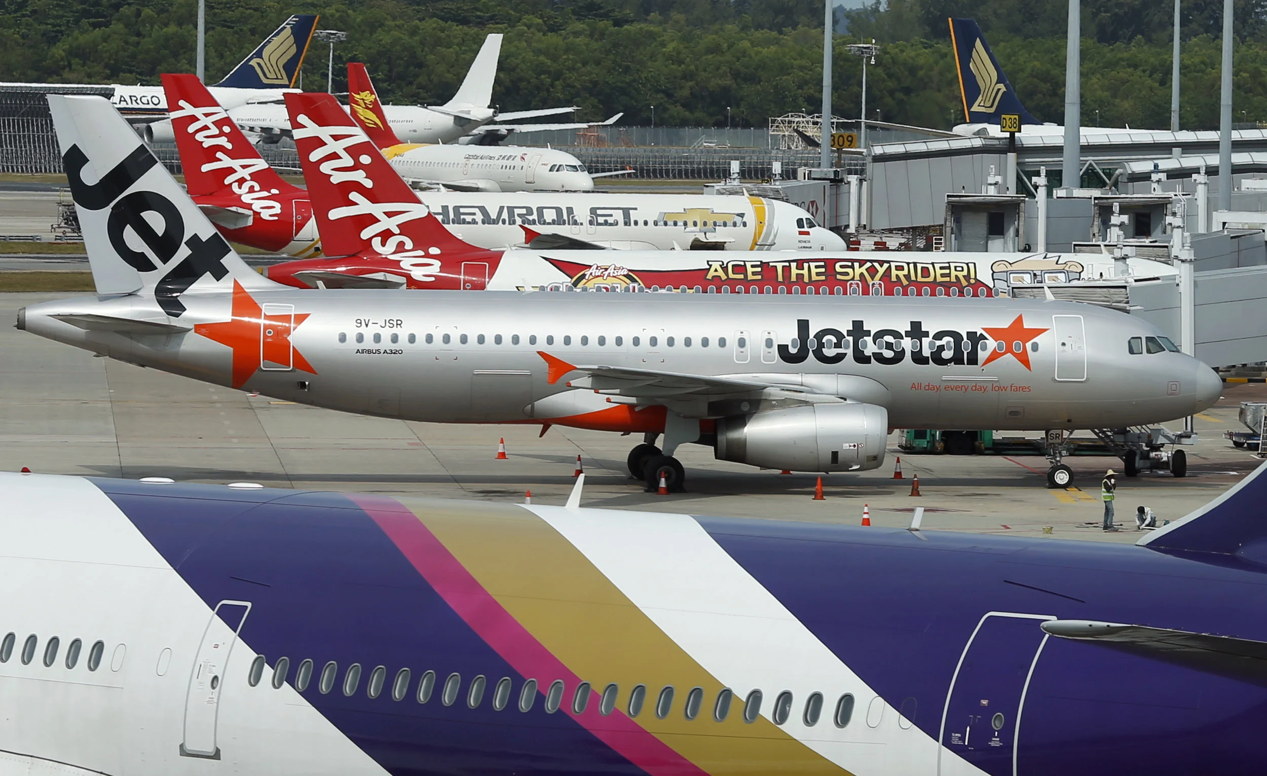 Jetstar and AirAsia are both carriers that have benefitted greatly from passengers demand between Singapore and Kuala Lumpur, photo from Business Insider