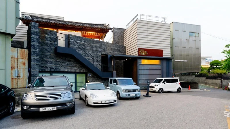 The HyundaiCard Design Library in Bukchon, photo from rjkoehler