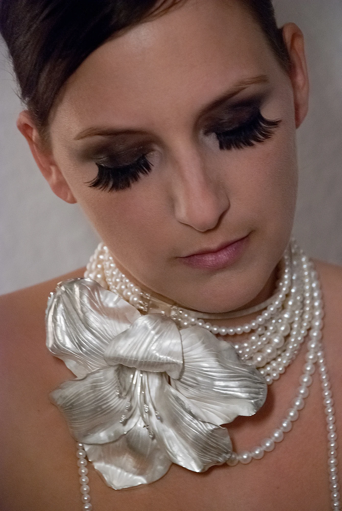  Halsschmuck in Form einer Amarillis aus 925/000 Silber getrieben mit Brillanten an Zuchtperlketten 