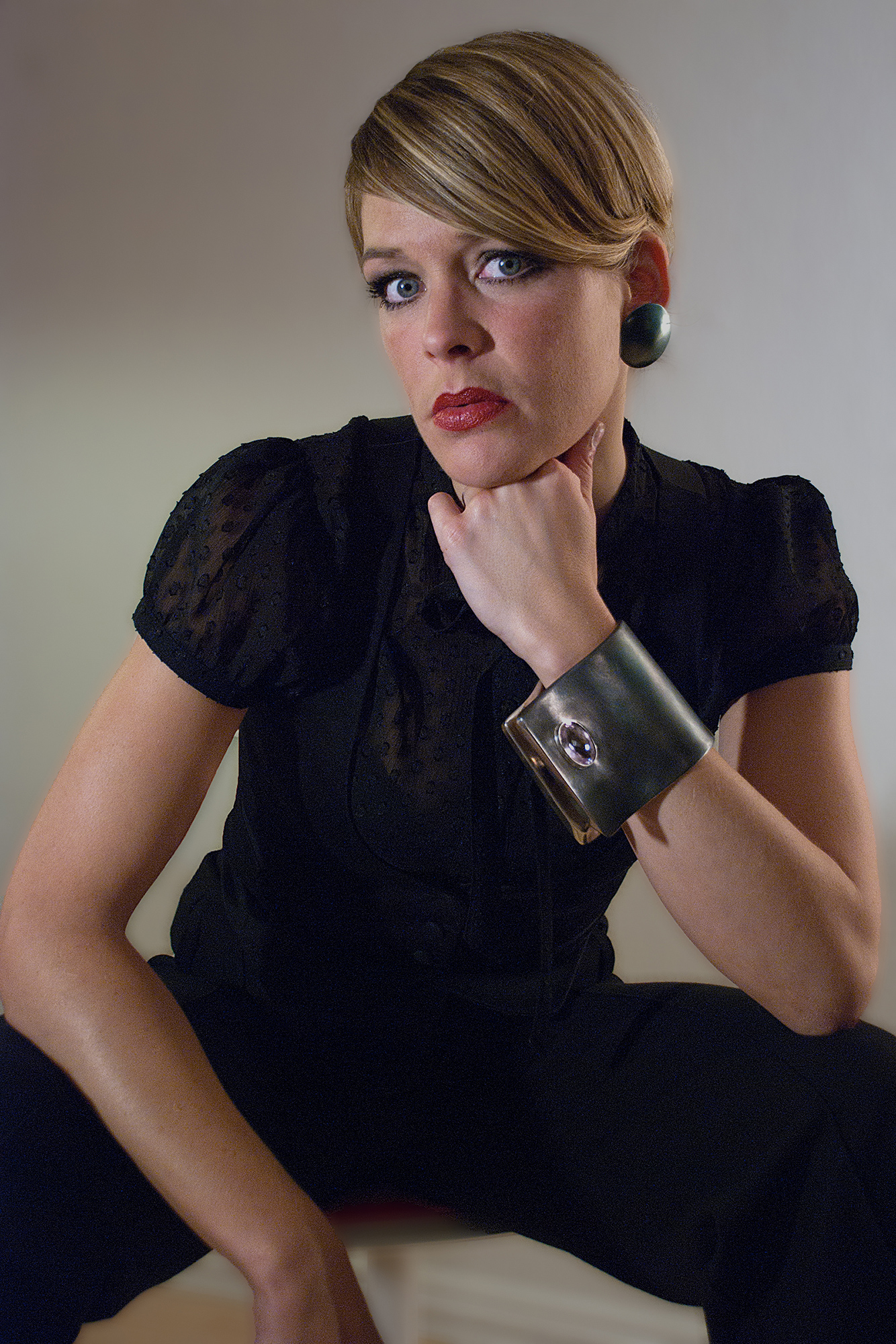  Armmanschette aus brüniertem Eisen und 925/000 Silber mit einem Amethyst 