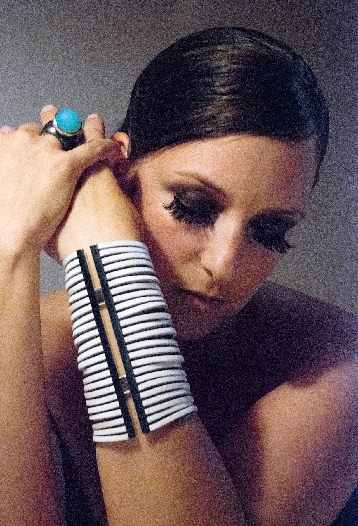  Armschmuck aus brüniertem Eisen, 925/000 Silber und Leder 