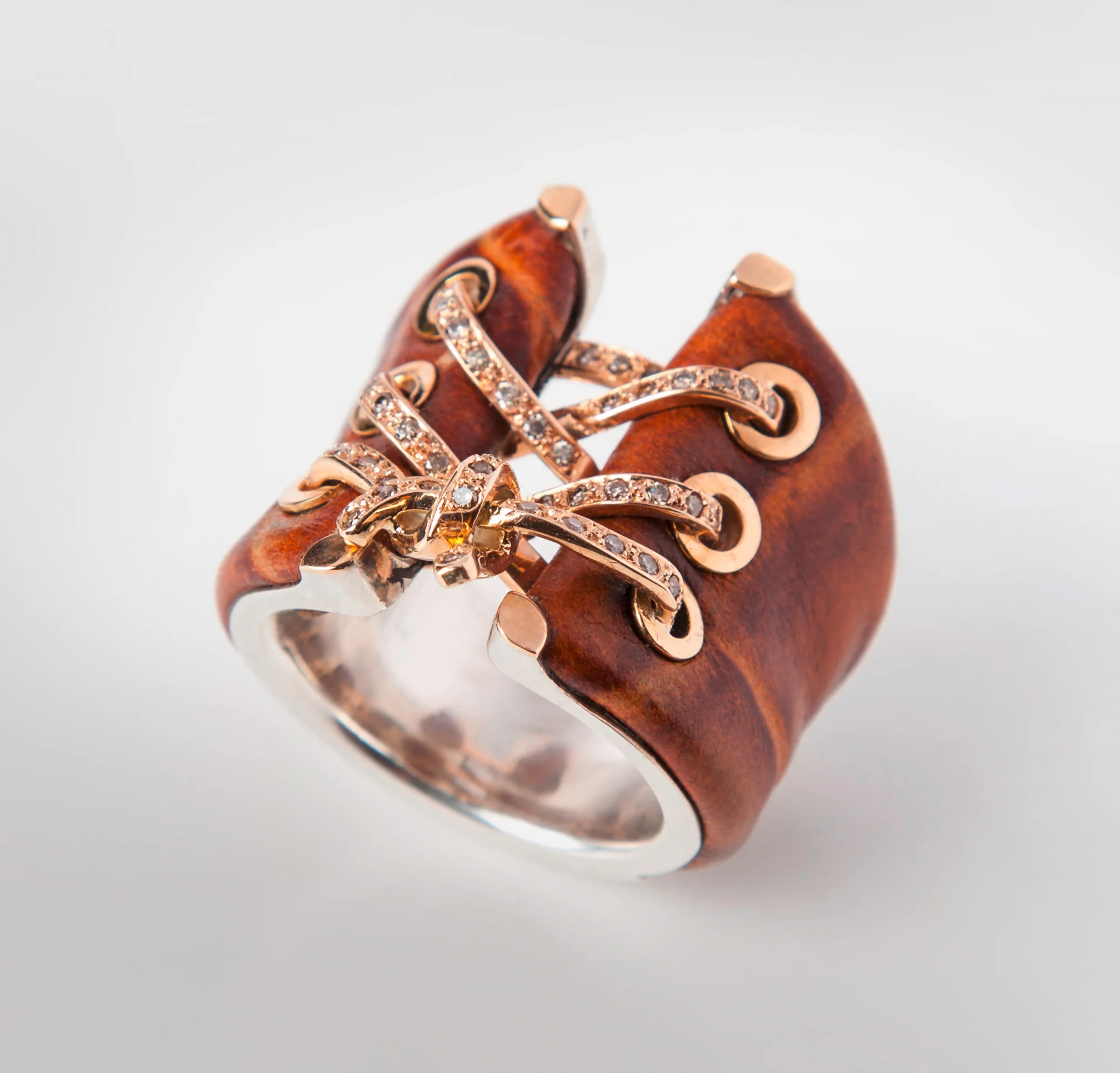  Corsagenring aus 585/000 Roségold, 925/000 Silber und Leder mit braunen Brillanten Verschnitt gefasst 