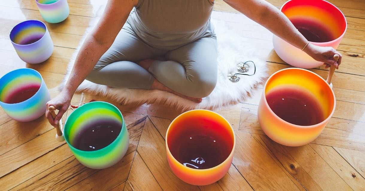 ✨We have a treat for you ✨ 

Join @elizabethwoodyoga at Kula Yoga &amp; Wellness for a Sound Bath on Sunday, May 5th from 7-8pm. 

▫️Allow the soothing sounds of crystal singing bowls and other percussion instruments to transport you to a deep medita