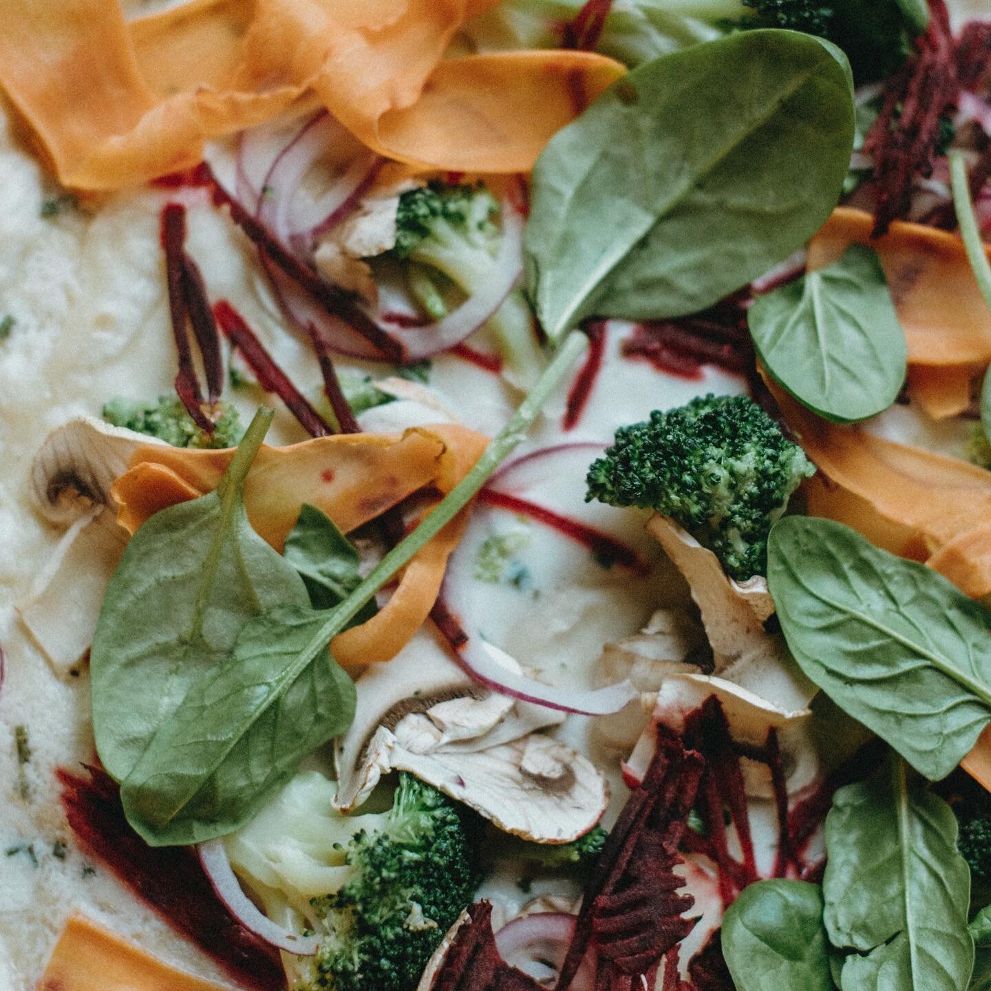 How about a vegan tarte flamb&eacute;e for lunch in Belval today? 🥦🥕🥬🍄