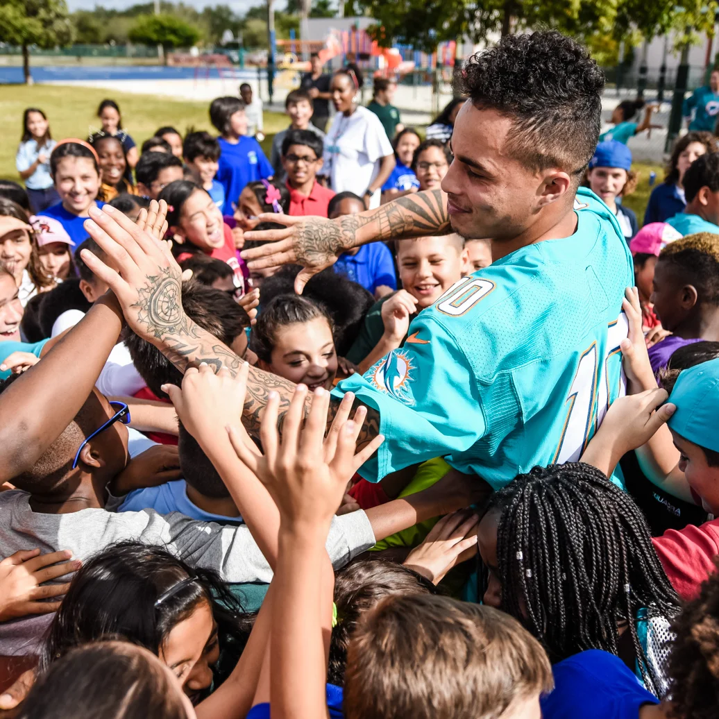 kenny-stills-at-lakeside-elementary-dolphins-blitz.jpg